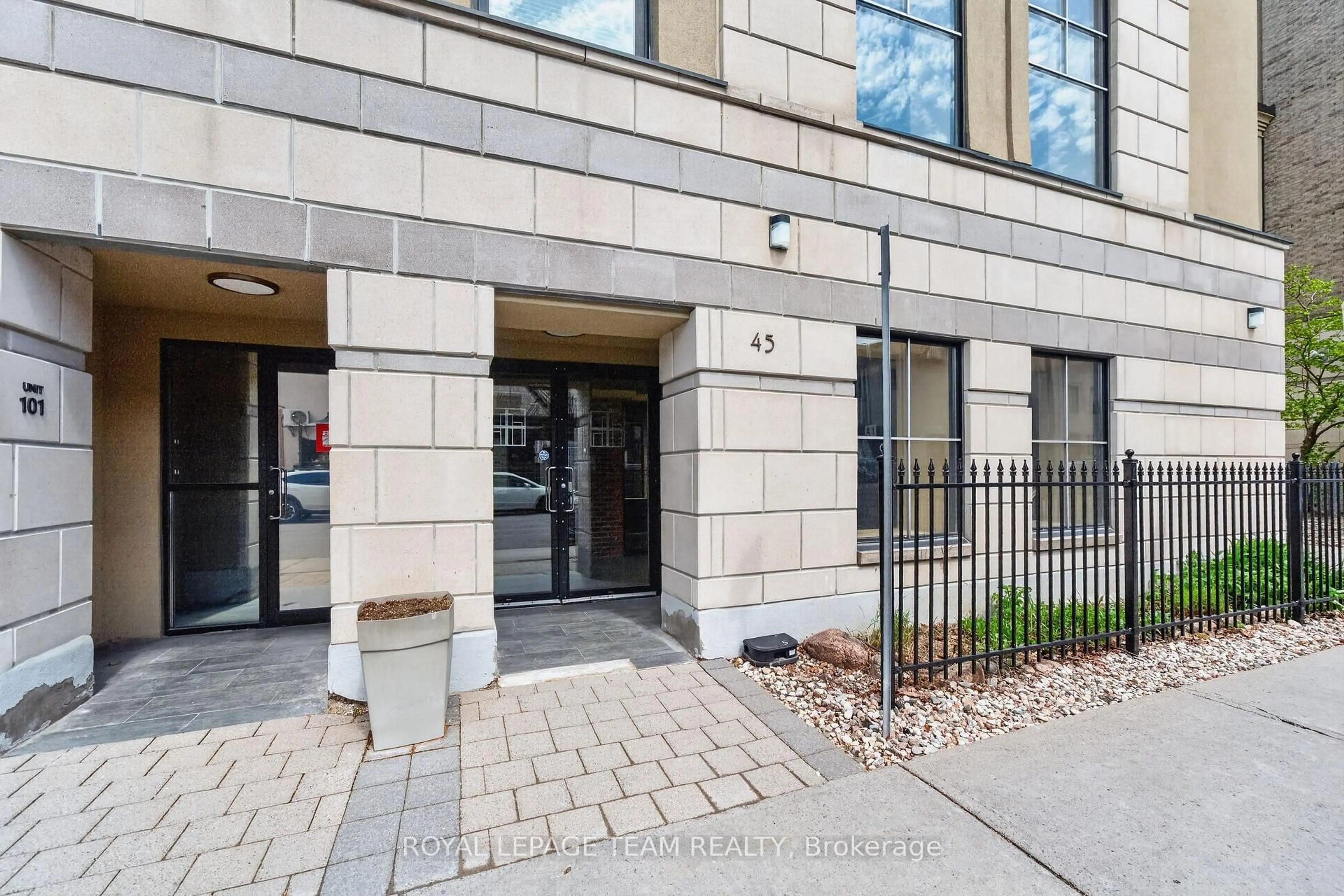 Indoor foyer for 45 Spencer St #307, Ottawa Ontario K1Y 2P5