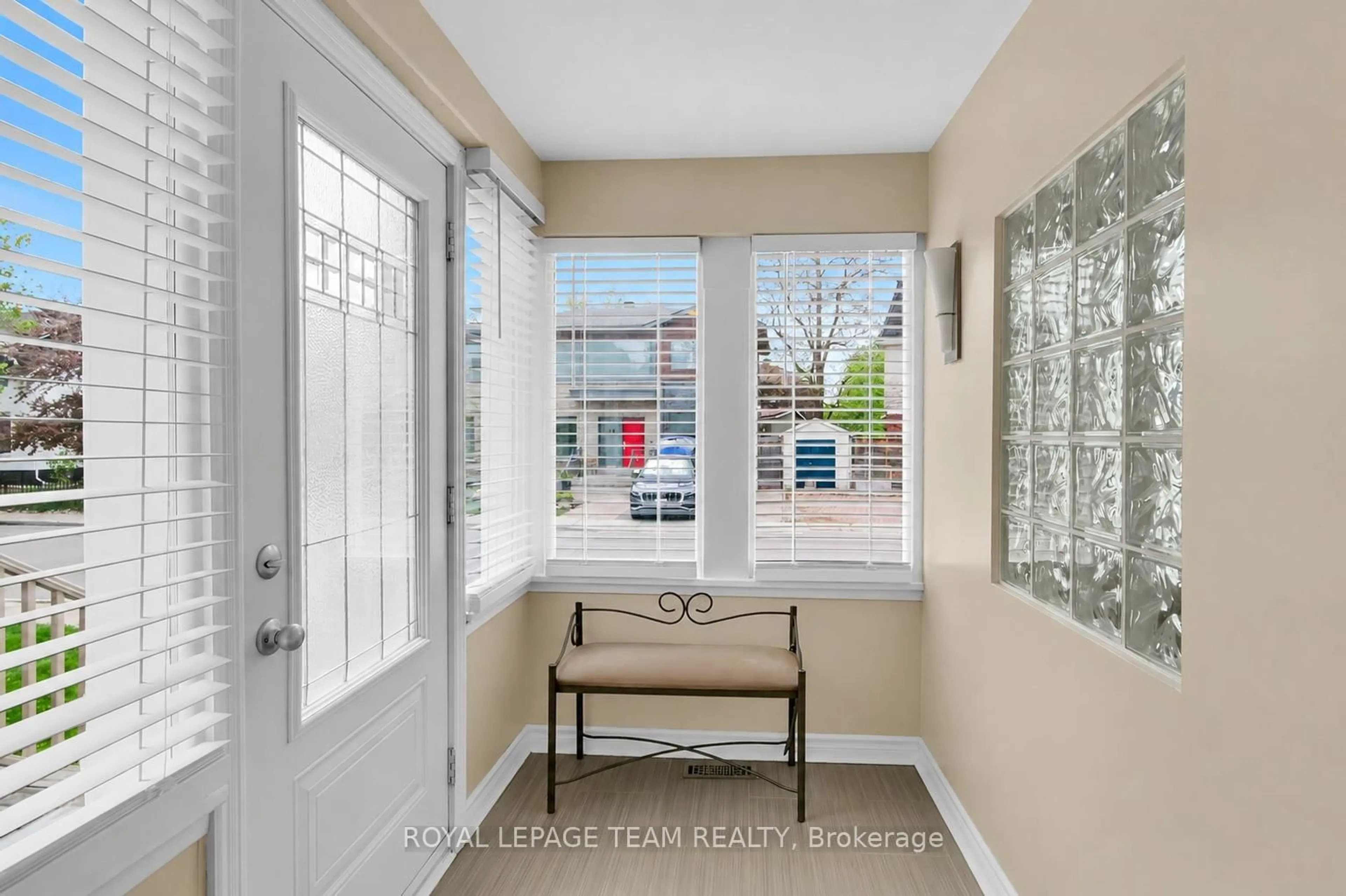 Indoor entryway for 45 ROCKCLIFFE Way, Ottawa Ontario K1M 1B4