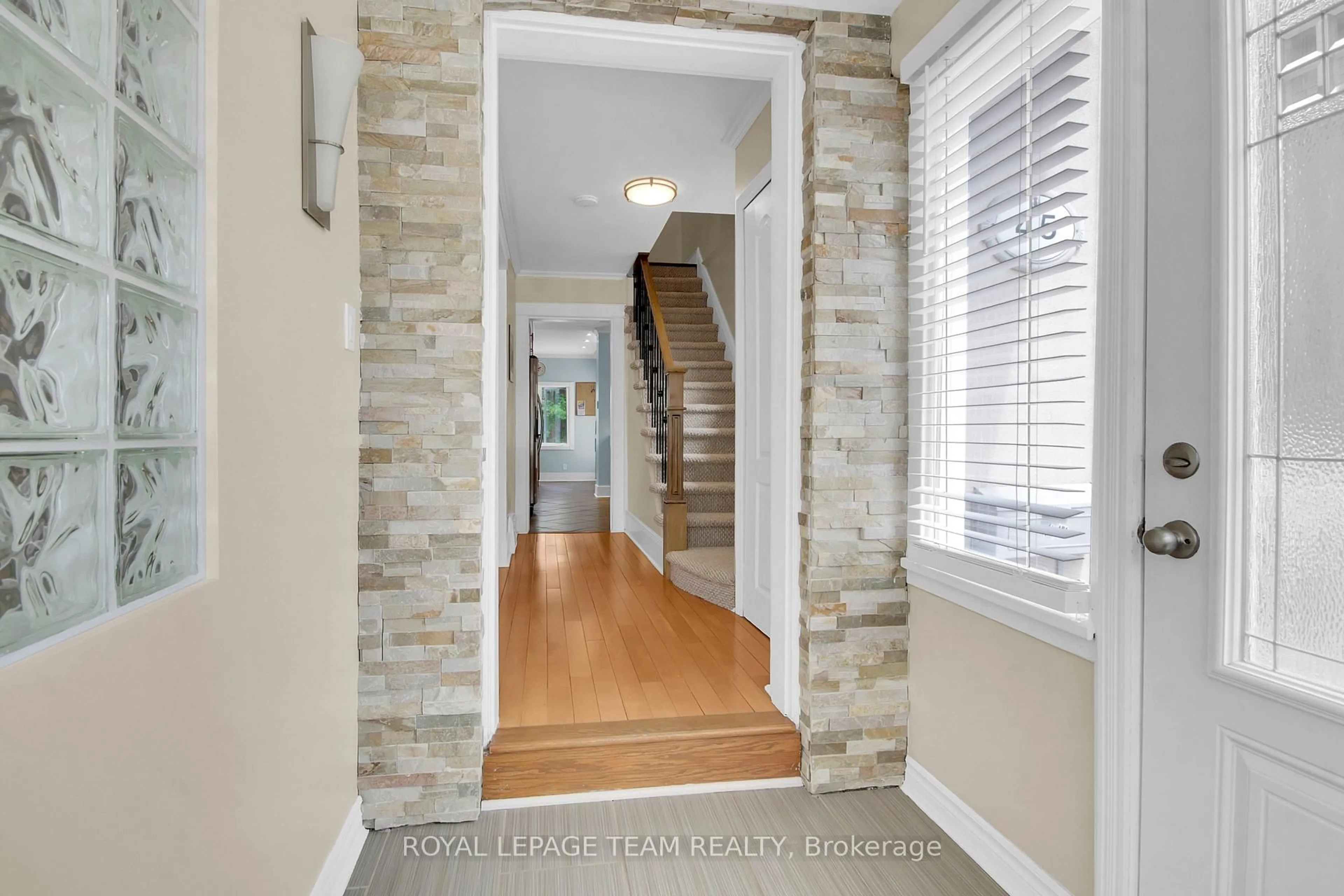 Indoor entryway for 45 ROCKCLIFFE Way, Ottawa Ontario K1M 1B4