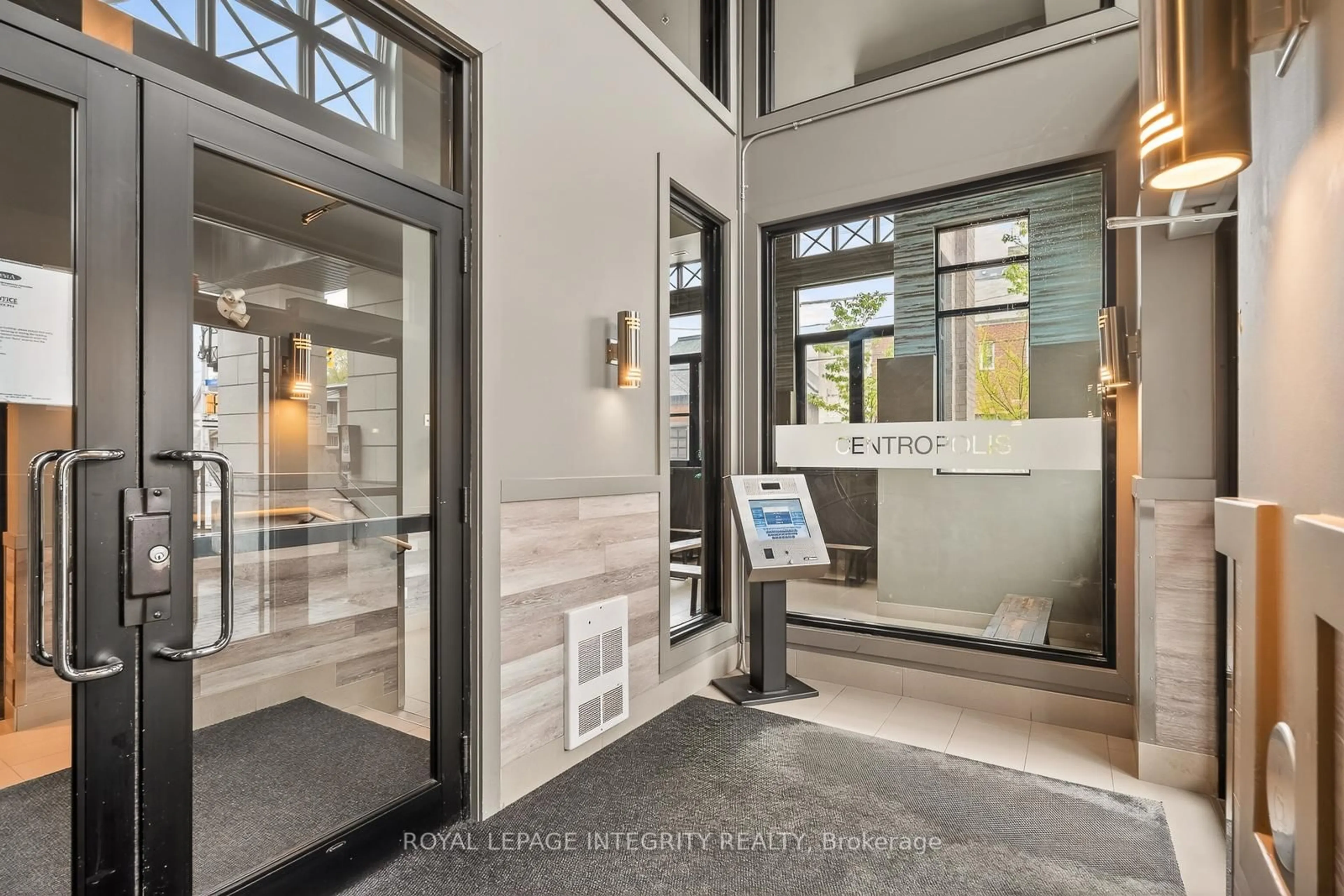 Indoor foyer for 429 Kent St #506, Ottawa Ontario K2P 1B5