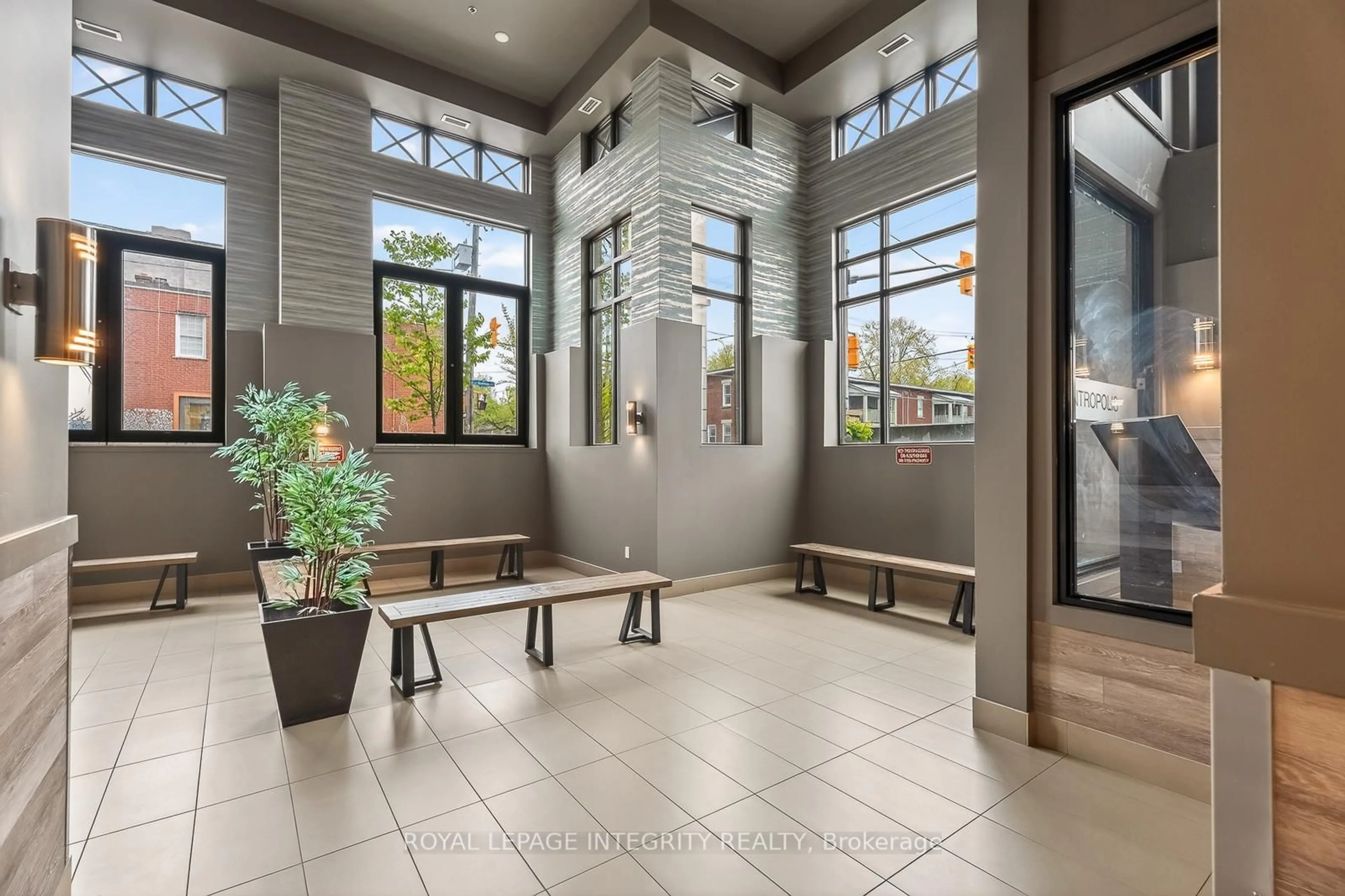 Indoor foyer for 429 Kent St #506, Ottawa Ontario K2P 1B5