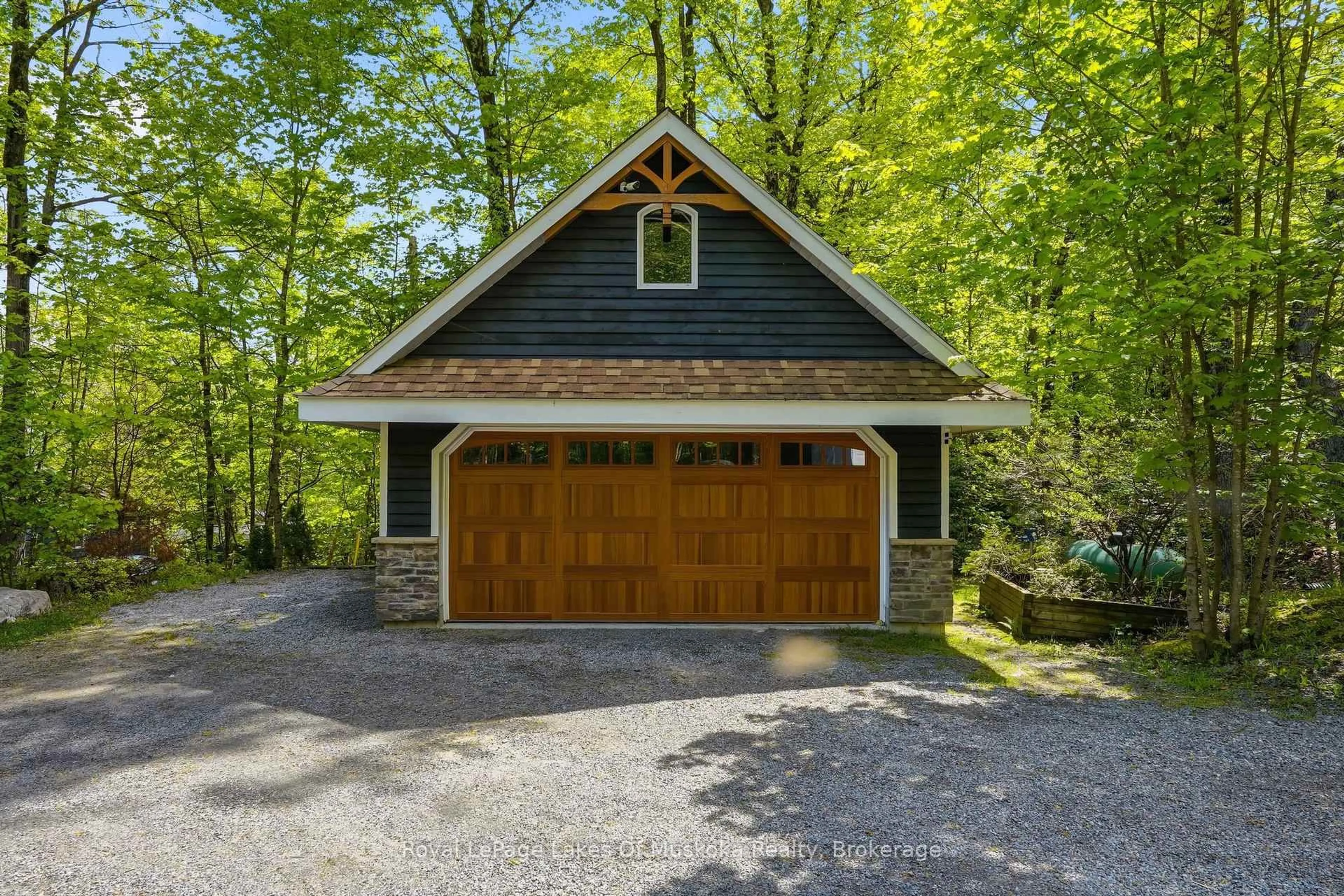 Indoor garage for 1234 Shea Rd #10, Muskoka Lakes Ontario P0B 1M0