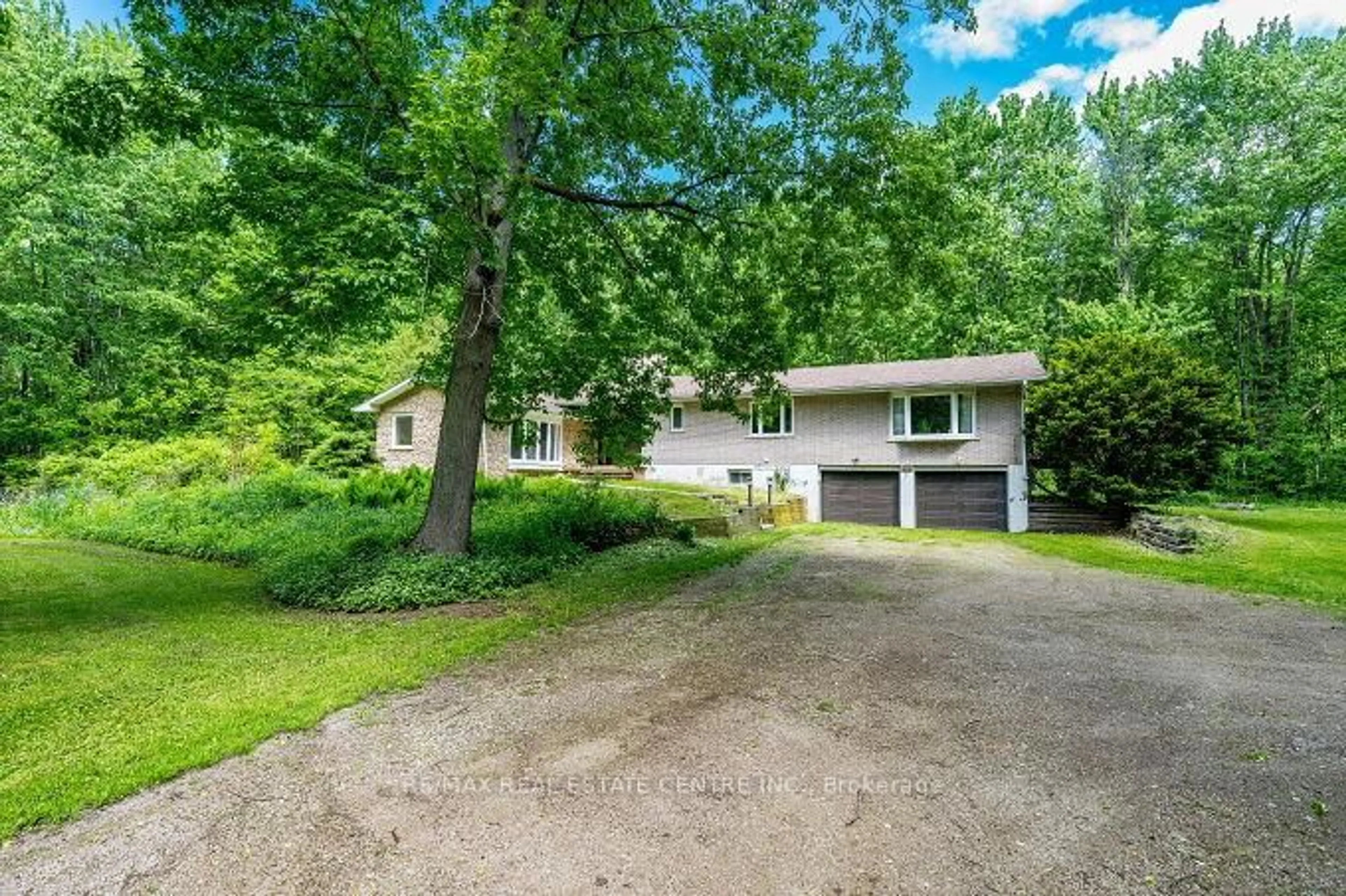 A pic from outside/outdoor area/front of a property/back of a property/a pic from drone, unknown for 563 6th Concession Rd, Hamilton Ontario L8B 1N2