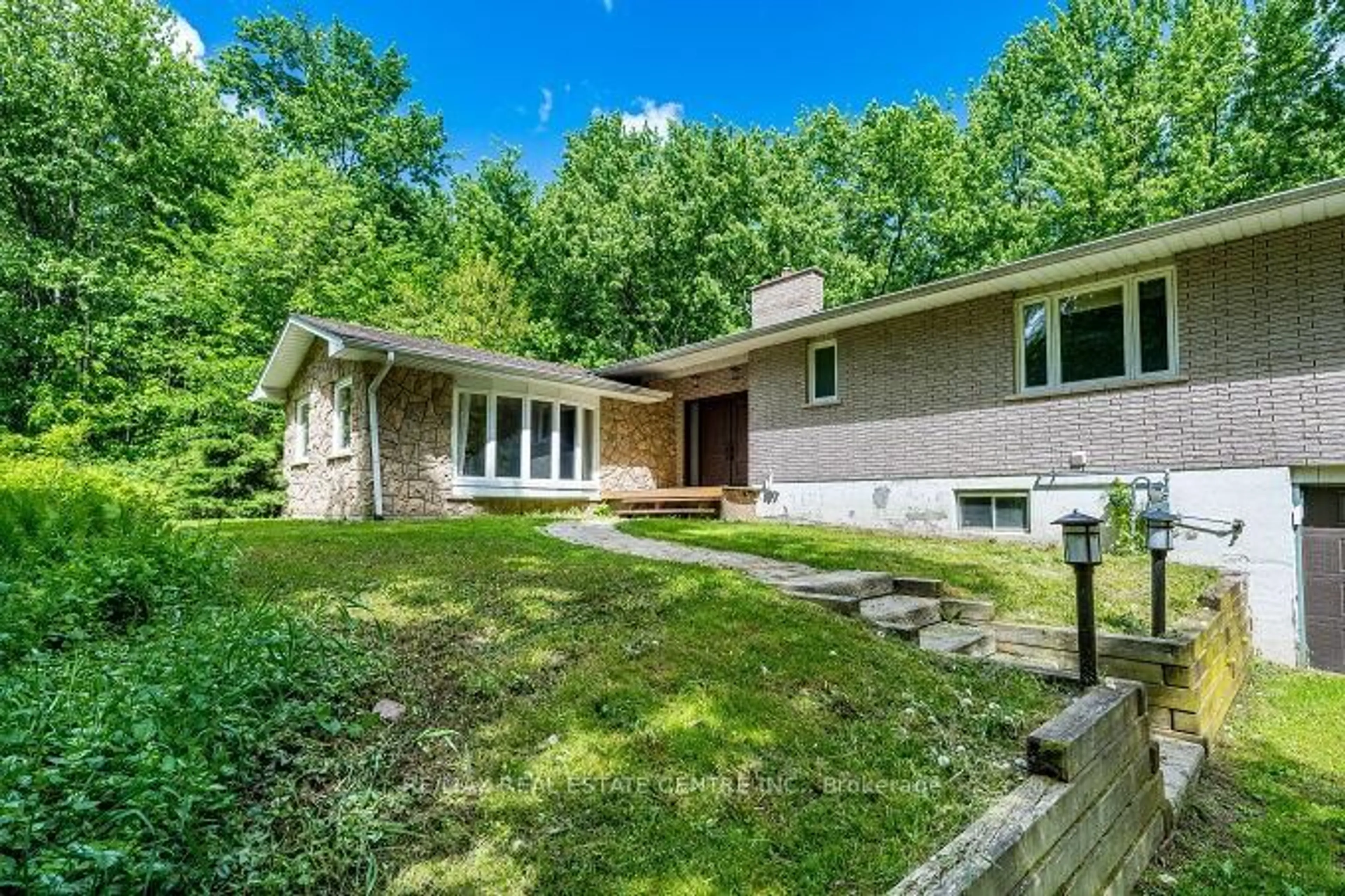 Unknown for 563 6th Concession Rd, Hamilton Ontario L8B 1N2