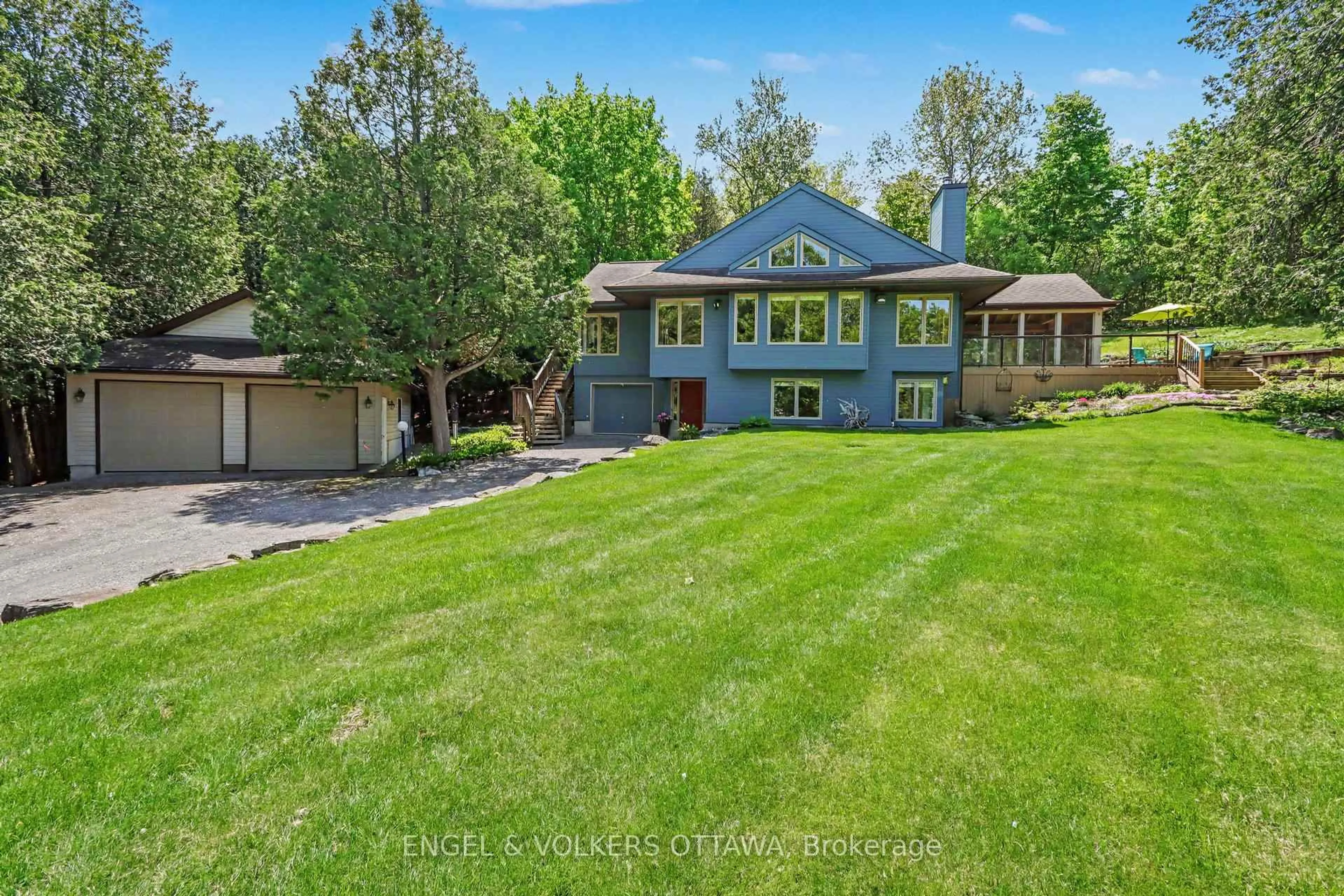 A pic from outside/outdoor area/front of a property/back of a property/a pic from drone, unknown for 4637 Northwoods Dr, Ottawa Ontario K0A 3M0