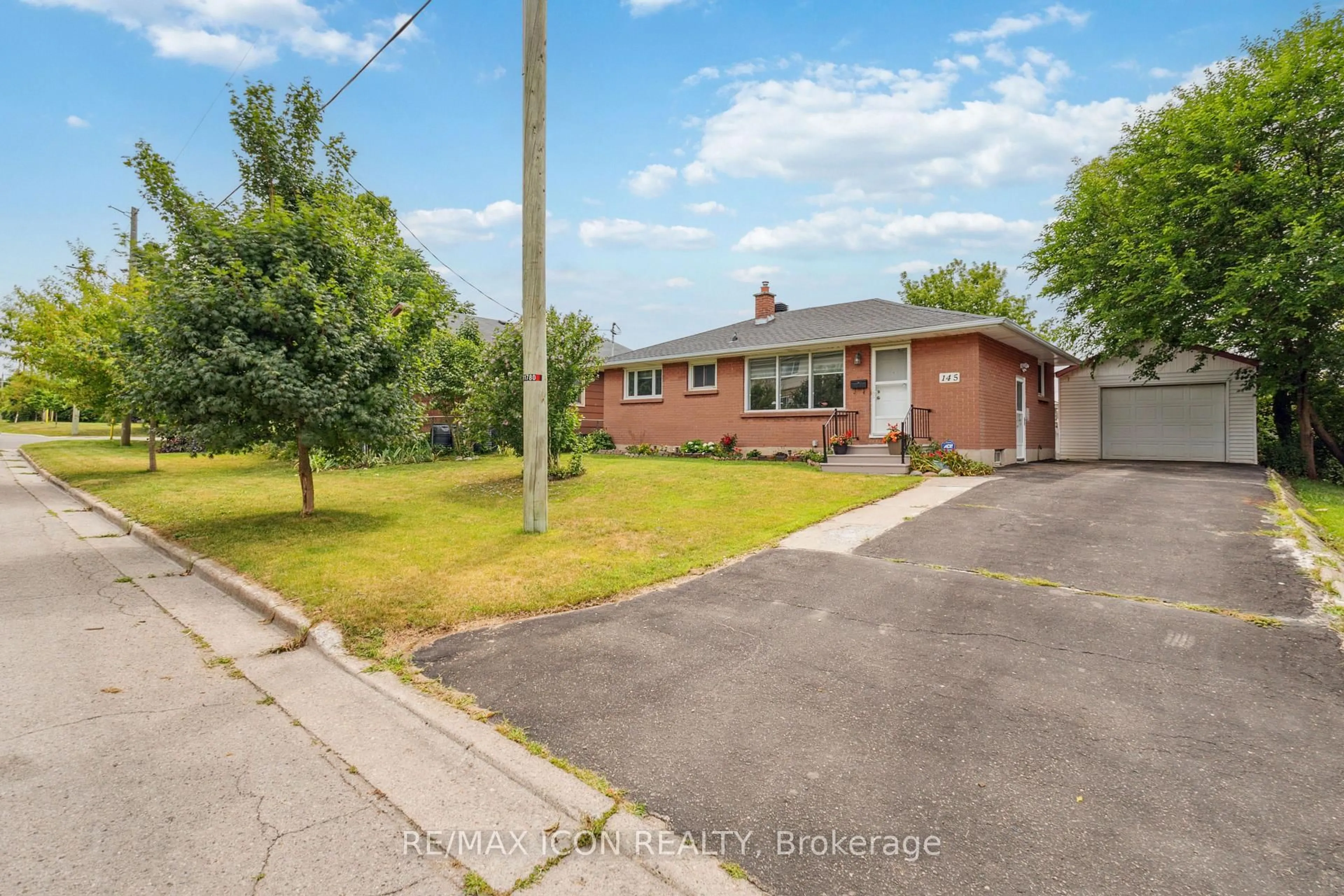 A pic from outside/outdoor area/front of a property/back of a property/a pic from drone, street for 145 Gladstone Ave, London South Ontario N5Z 3R7