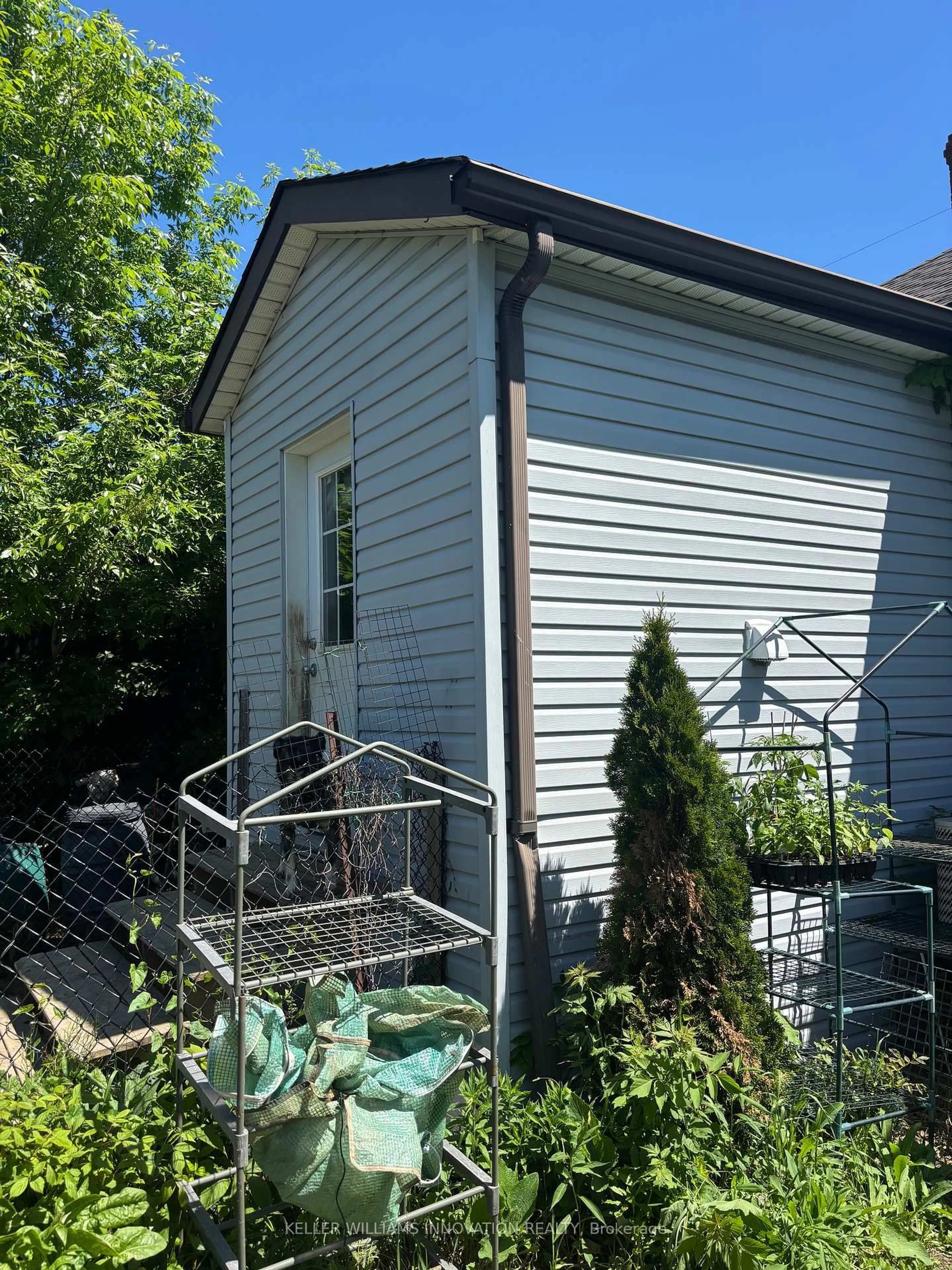 Shed for 29 Concord Ave, St. Catharines Ontario L2M 5N5