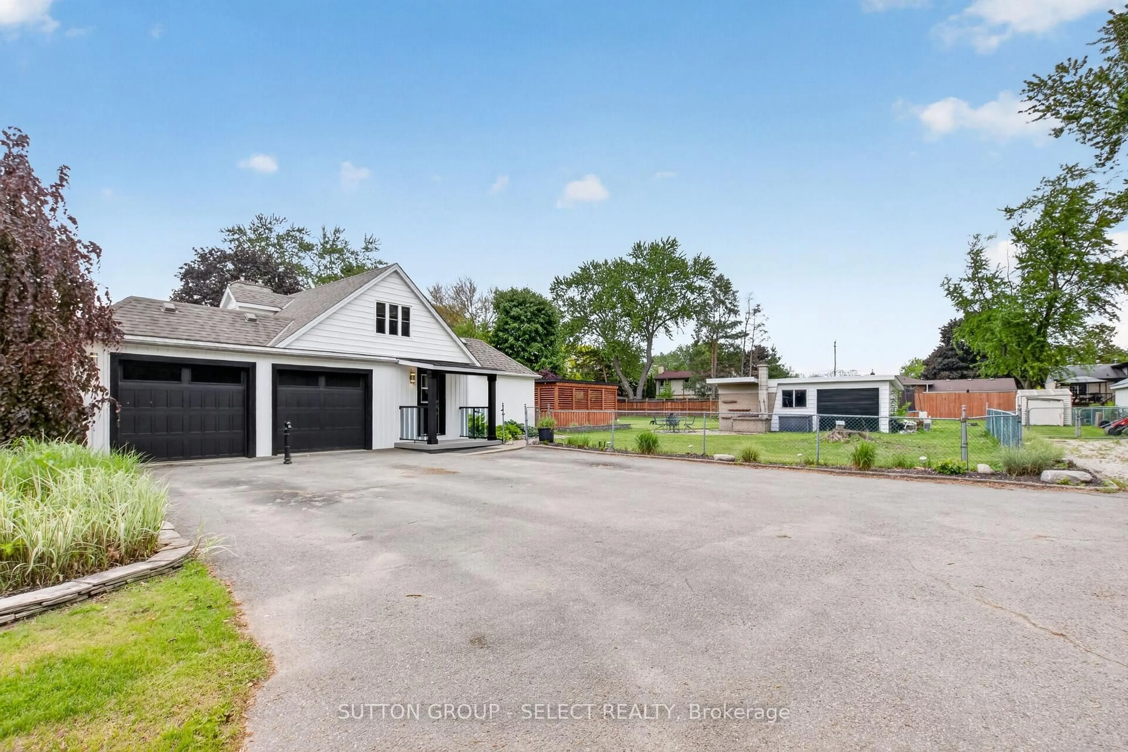 A pic from outside/outdoor area/front of a property/back of a property/a pic from drone, street for 111 Kittridge Ave, Strathroy-Caradoc Ontario N7G 2A9