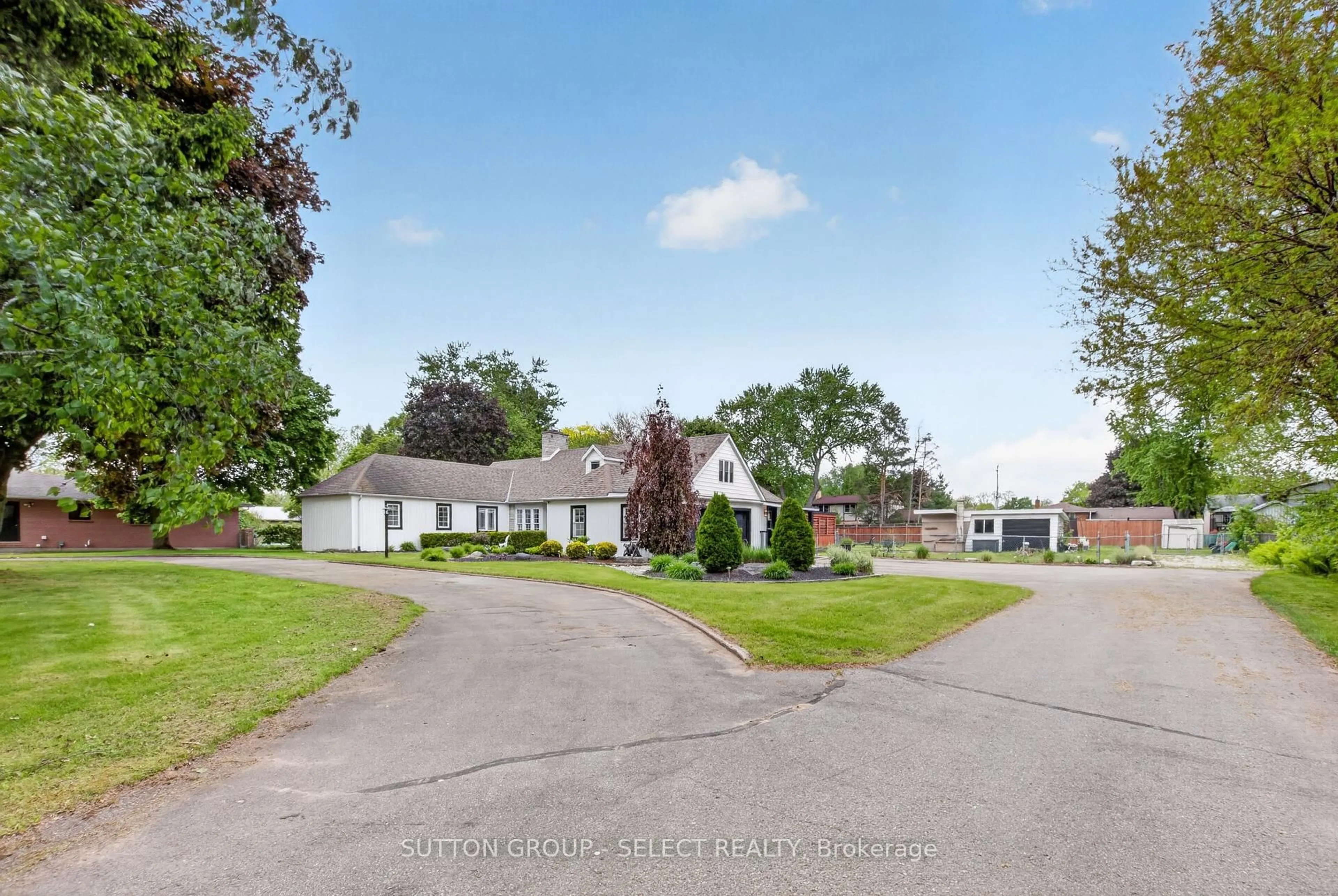A pic from outside/outdoor area/front of a property/back of a property/a pic from drone, street for 111 Kittridge Ave, Strathroy-Caradoc Ontario N7G 2A9
