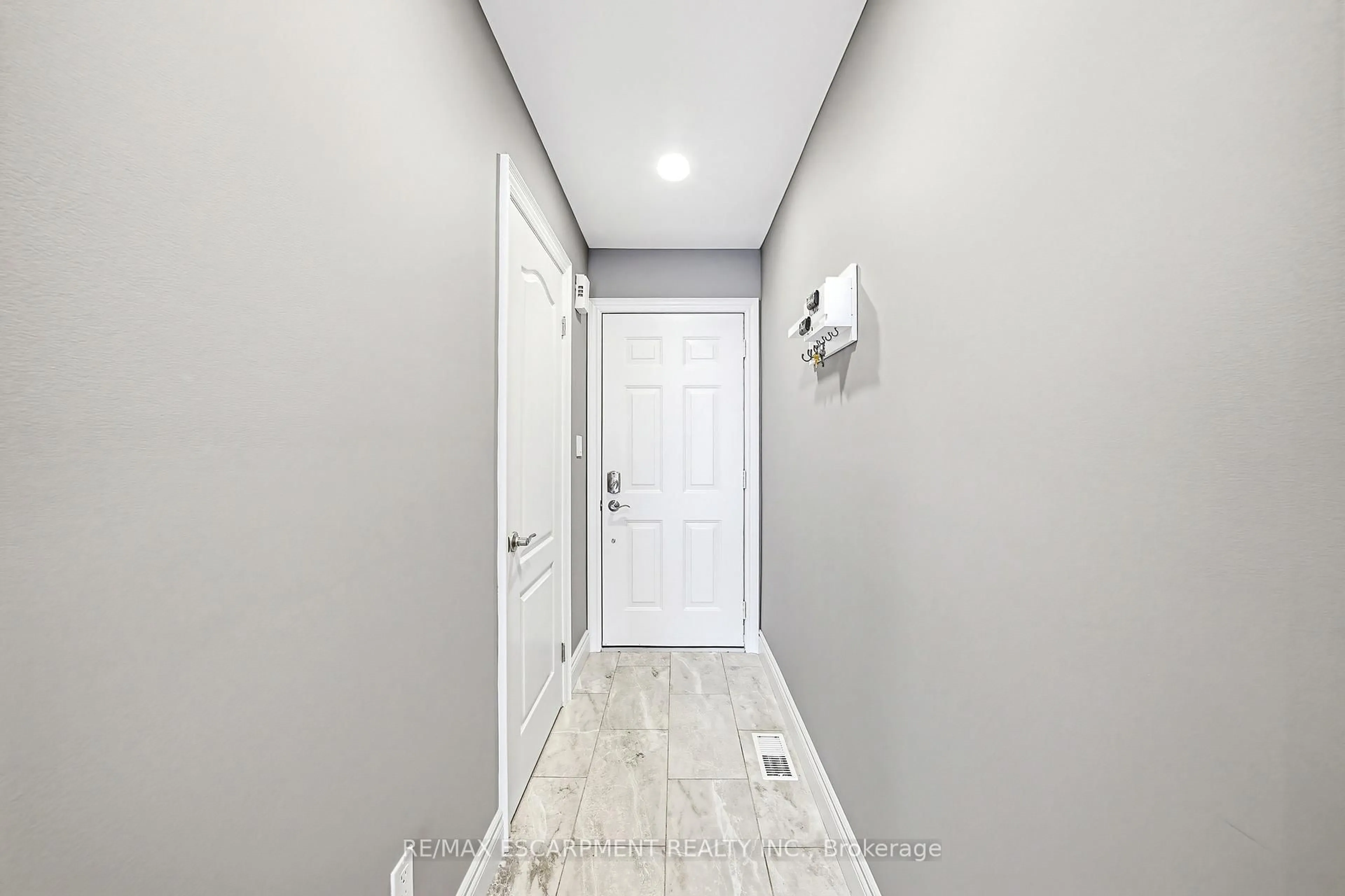Indoor entryway for 1000 Upper Paradise Rd #16, Hamilton Ontario L9B 2S7