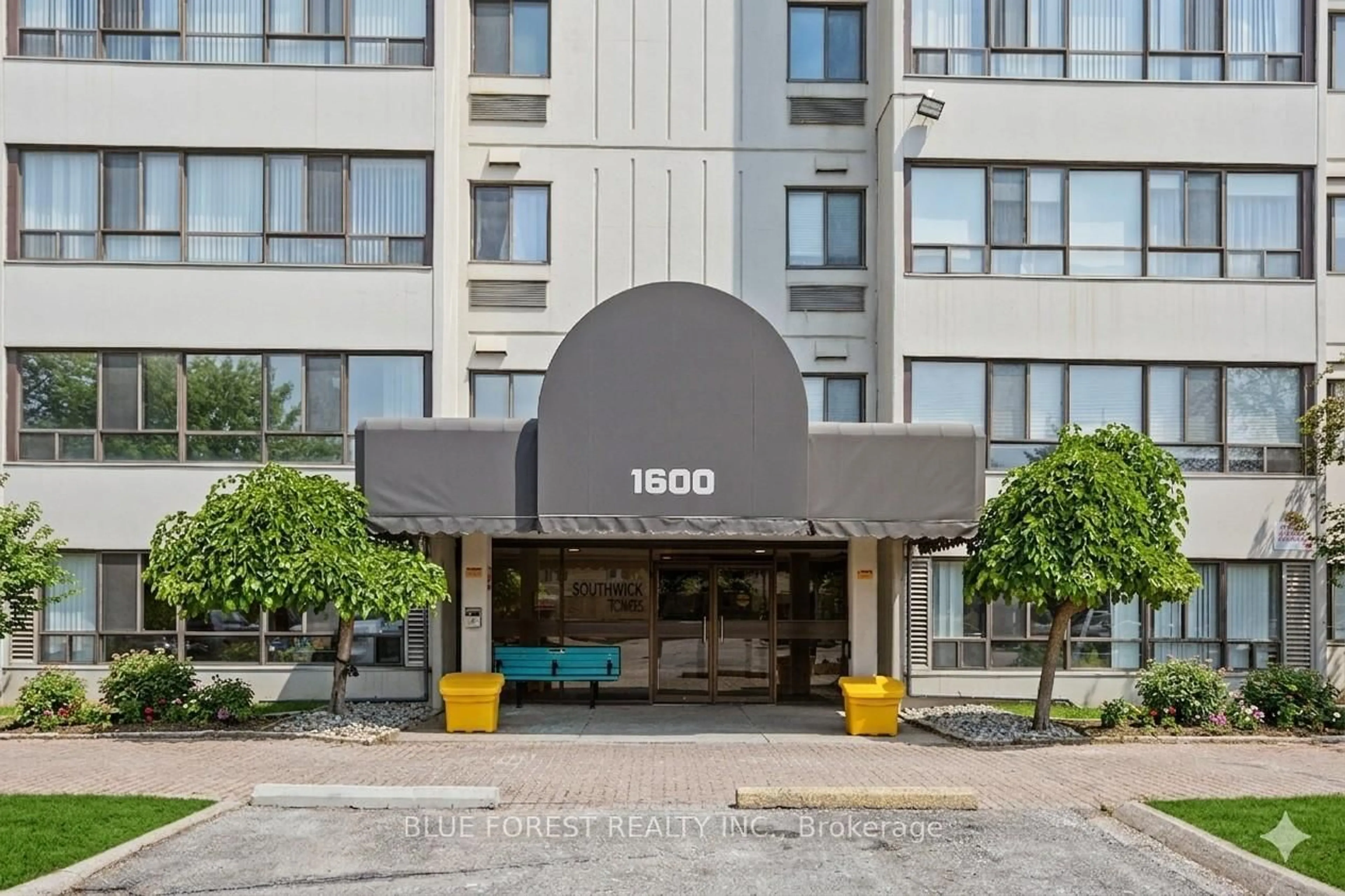 Indoor foyer for 1600 Adelaide St #608, London North Ontario N5X 3H6