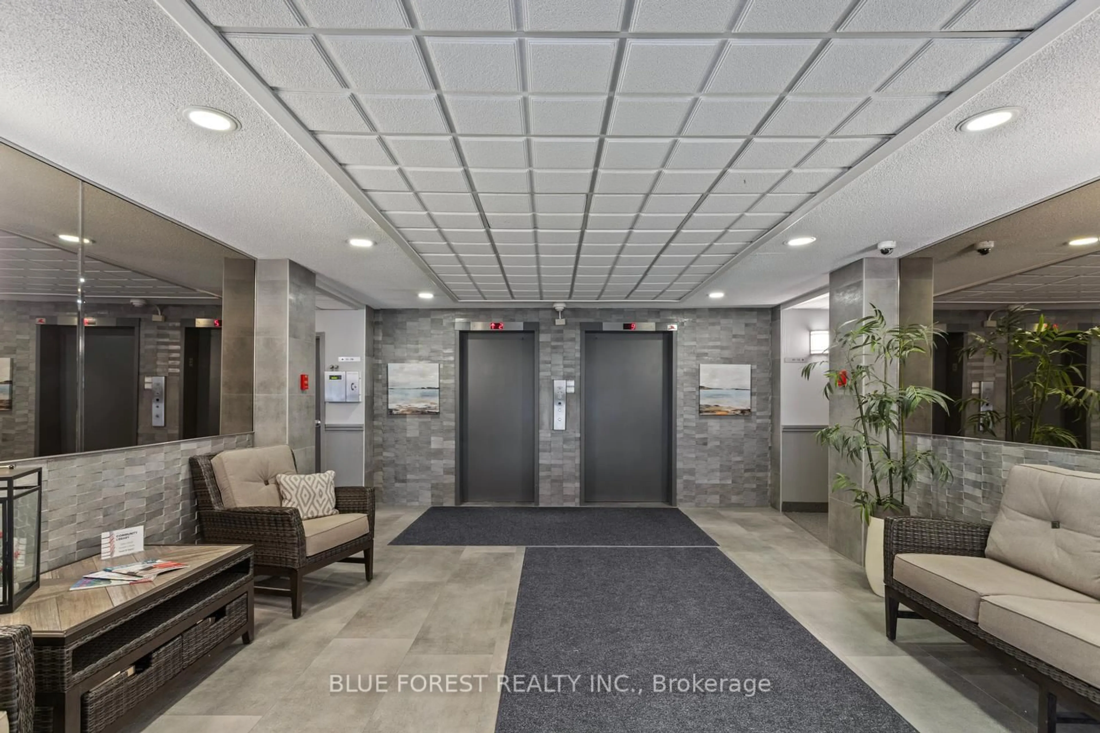 Indoor foyer for 1600 Adelaide St #608, London North Ontario N5X 3H6