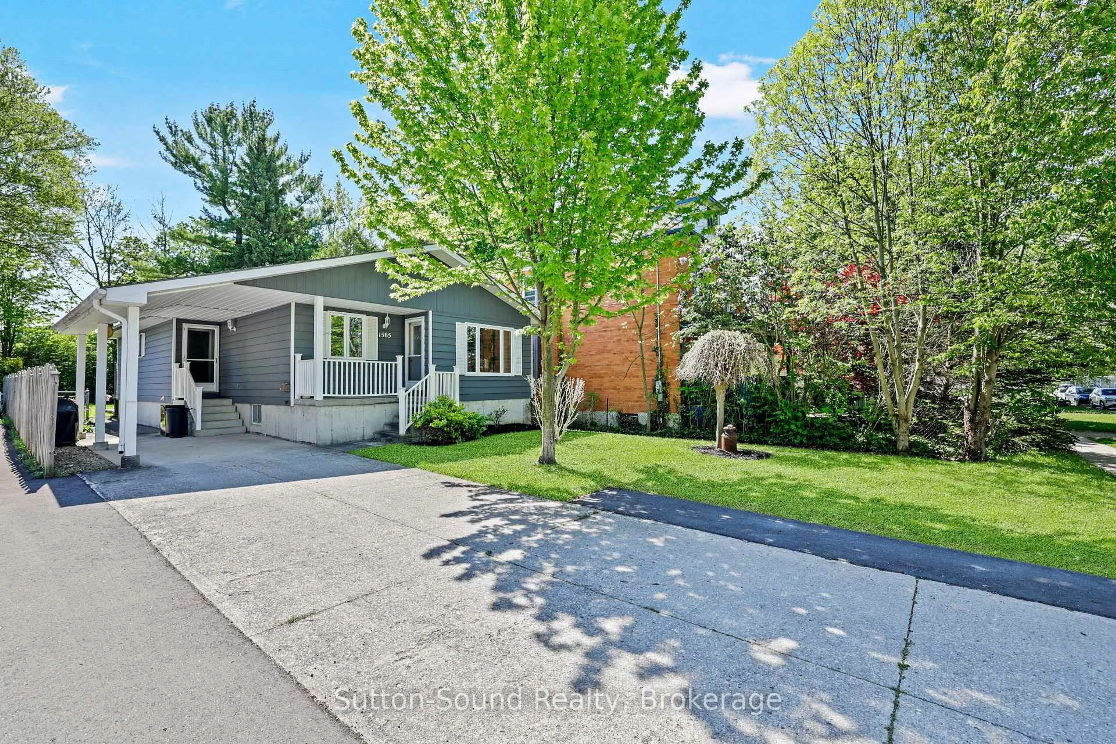 Home with vinyl exterior material, street for 1565 7th Ave, Owen Sound Ontario N4K 2Z3