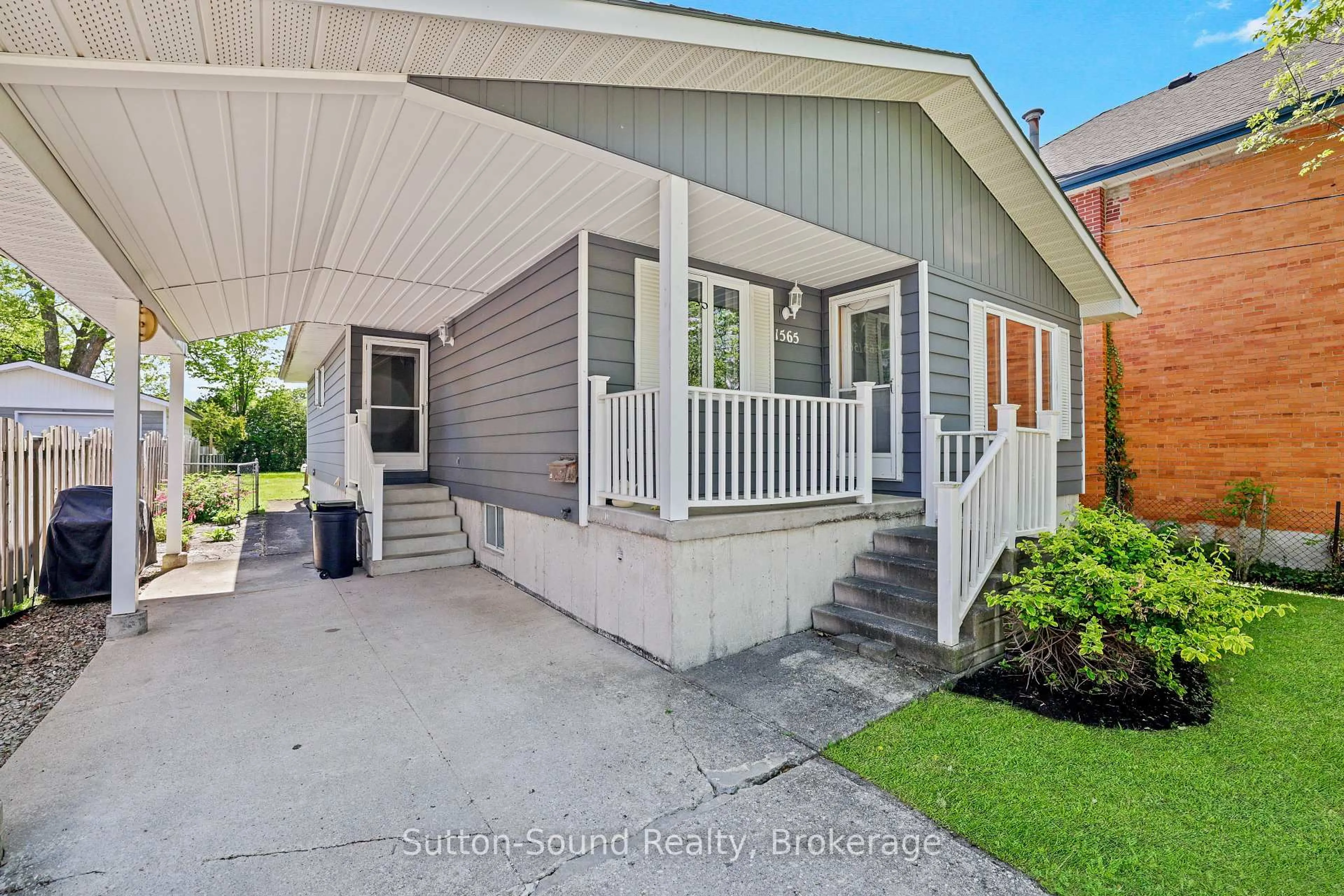 Home with vinyl exterior material, street for 1565 7th Ave, Owen Sound Ontario N4K 2Z3
