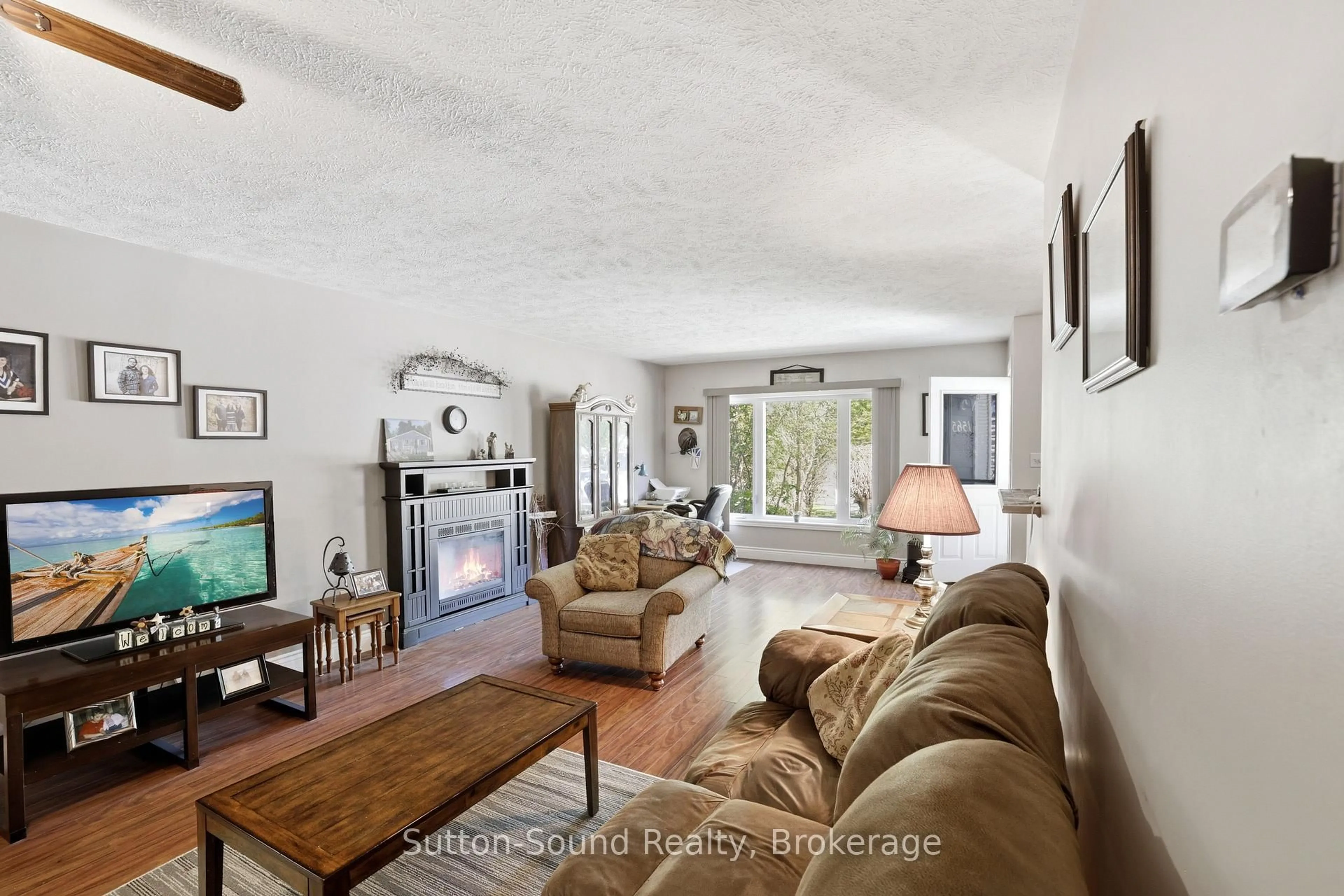 Living room with furniture, unknown for 1565 7th Ave, Owen Sound Ontario N4K 2Z3