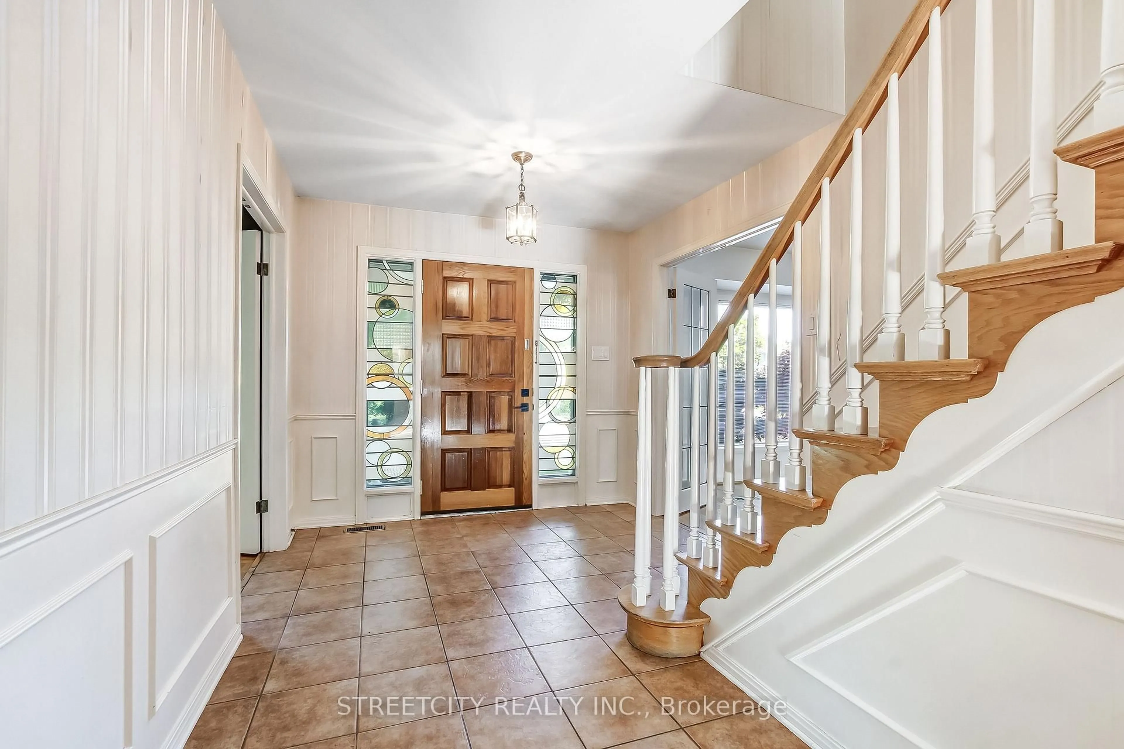 Indoor entryway for 648 Cranbrook Rd, London South Ontario N6K 1W6