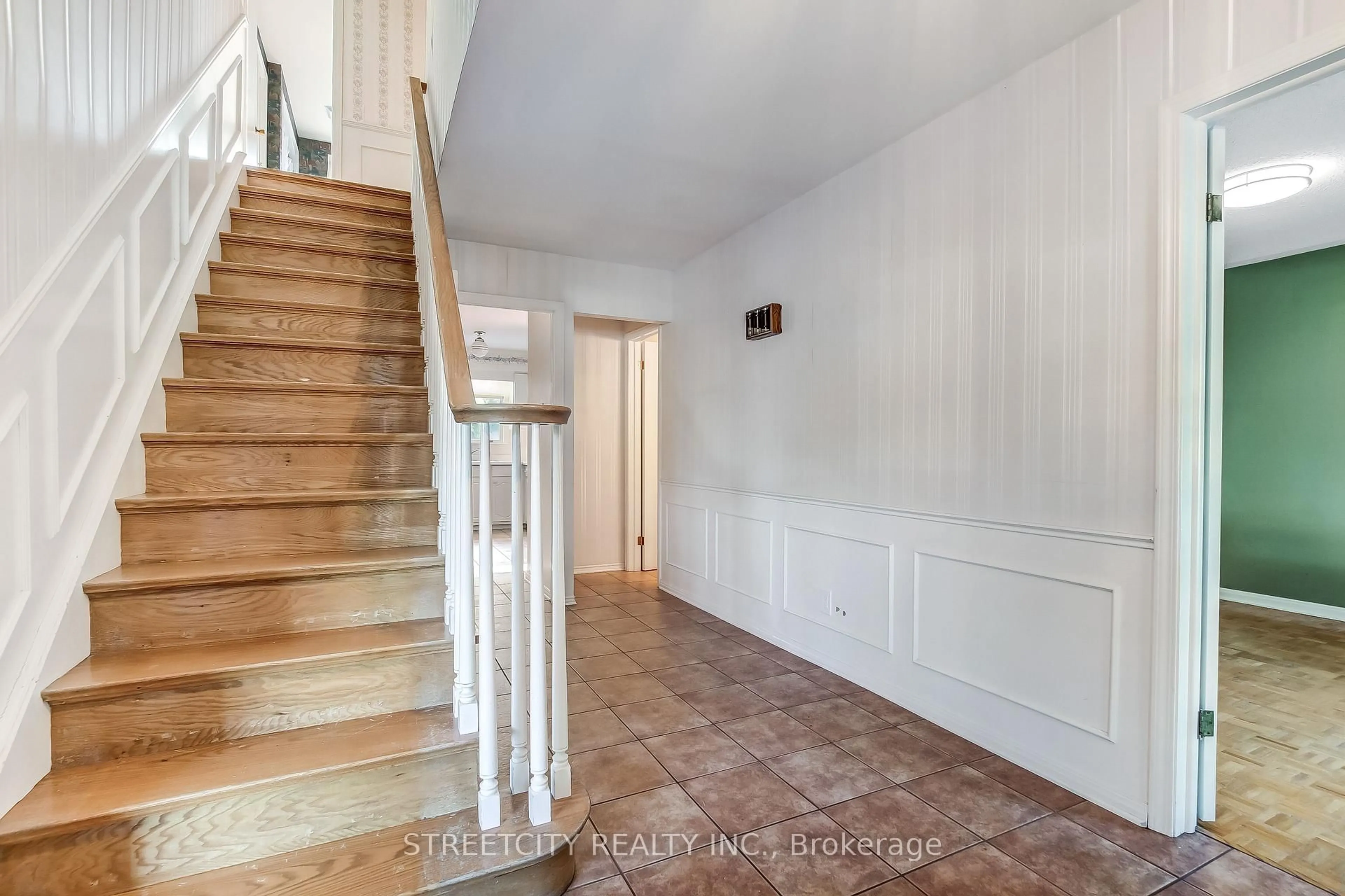 Indoor entryway for 648 Cranbrook Rd, London South Ontario N6K 1W6
