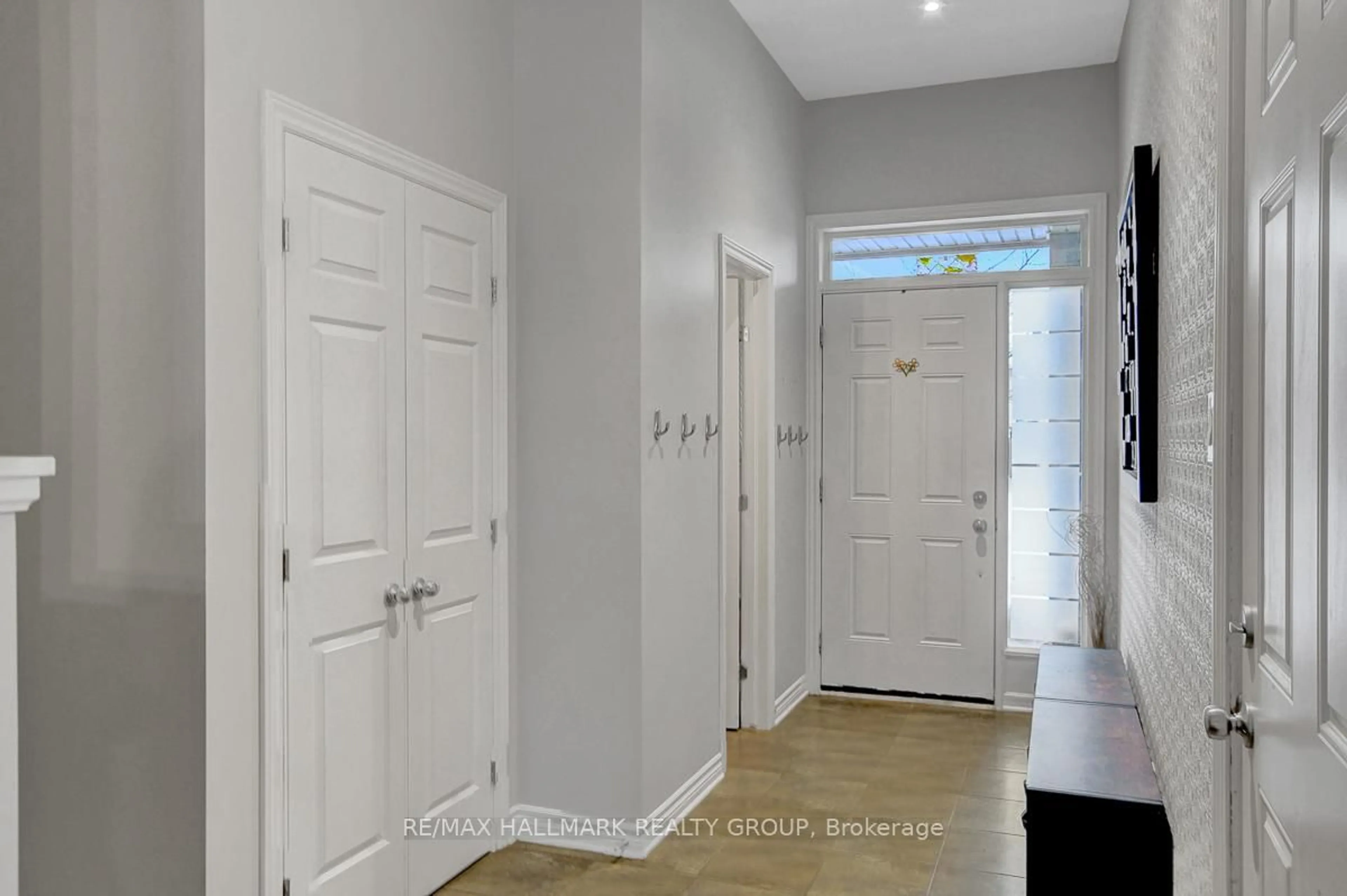 Indoor entryway for 729 Hazelnut Cres, Ottawa Ontario K1T 0K3
