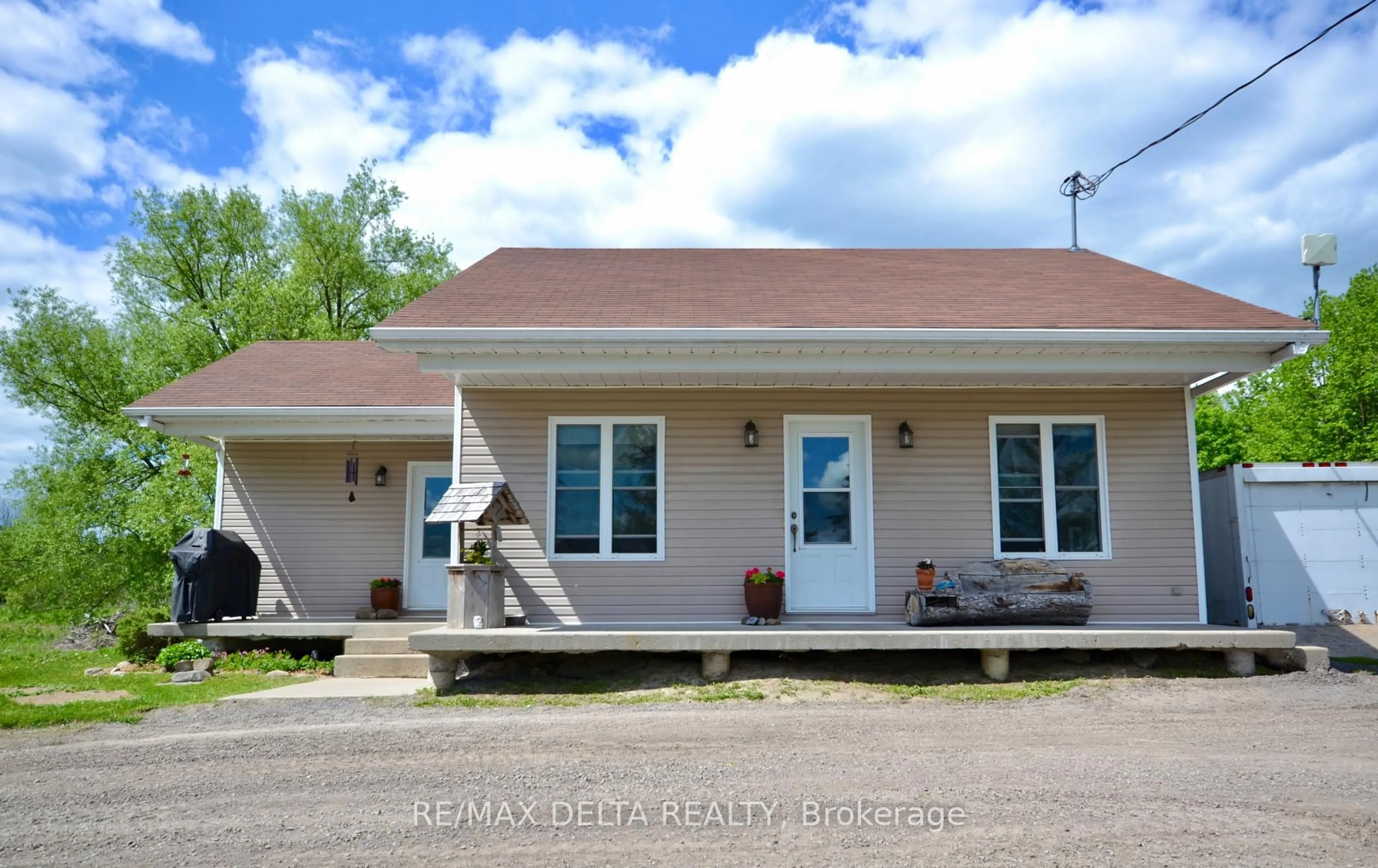 Home with vinyl exterior material, building for 2635 Concession 2 Rd, Alfred and Plantagenet Ontario K0B 1L0