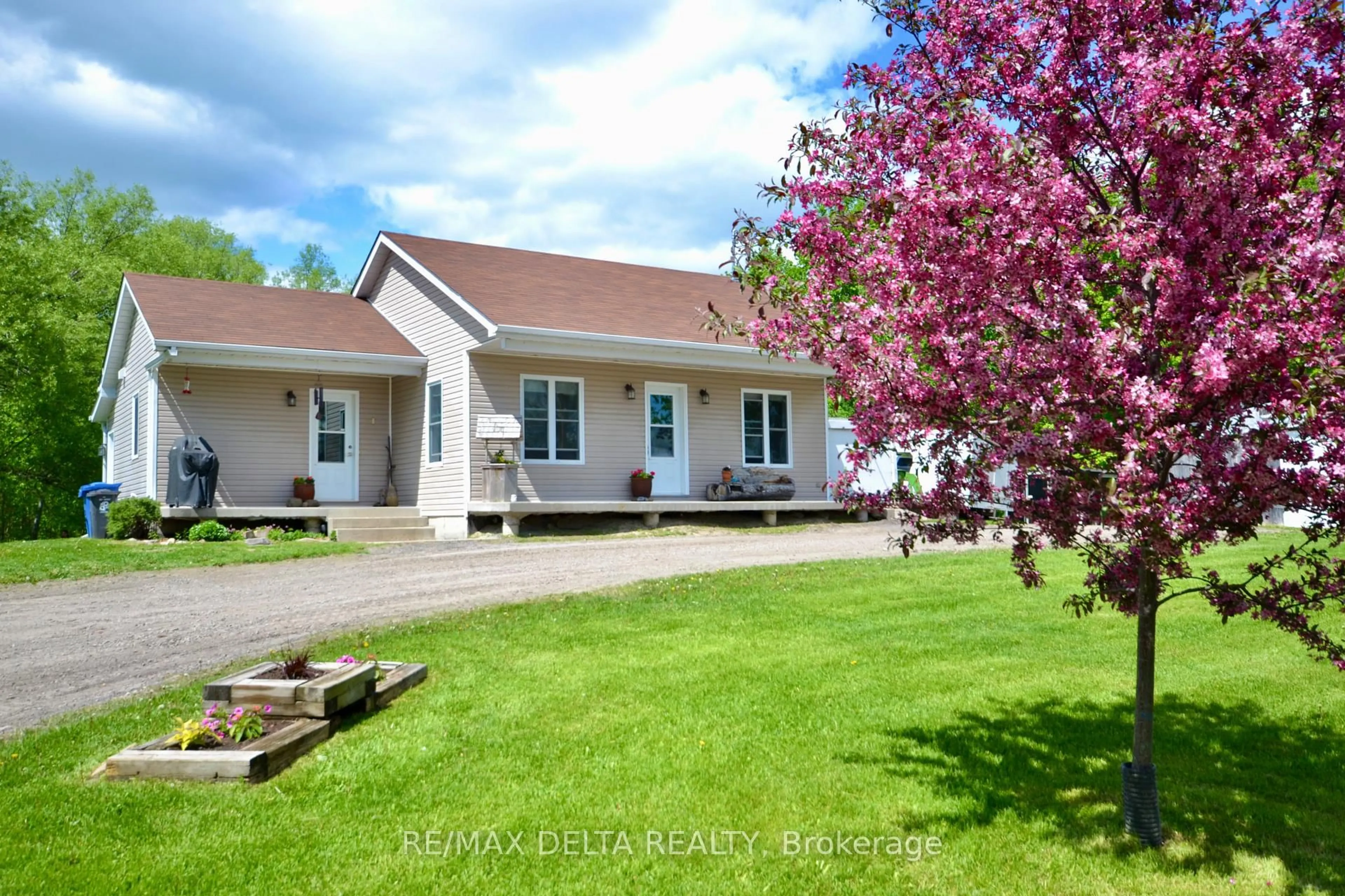 A pic from outside/outdoor area/front of a property/back of a property/a pic from drone, unknown for 2635 Concession 2 Rd, Alfred and Plantagenet Ontario K0B 1L0
