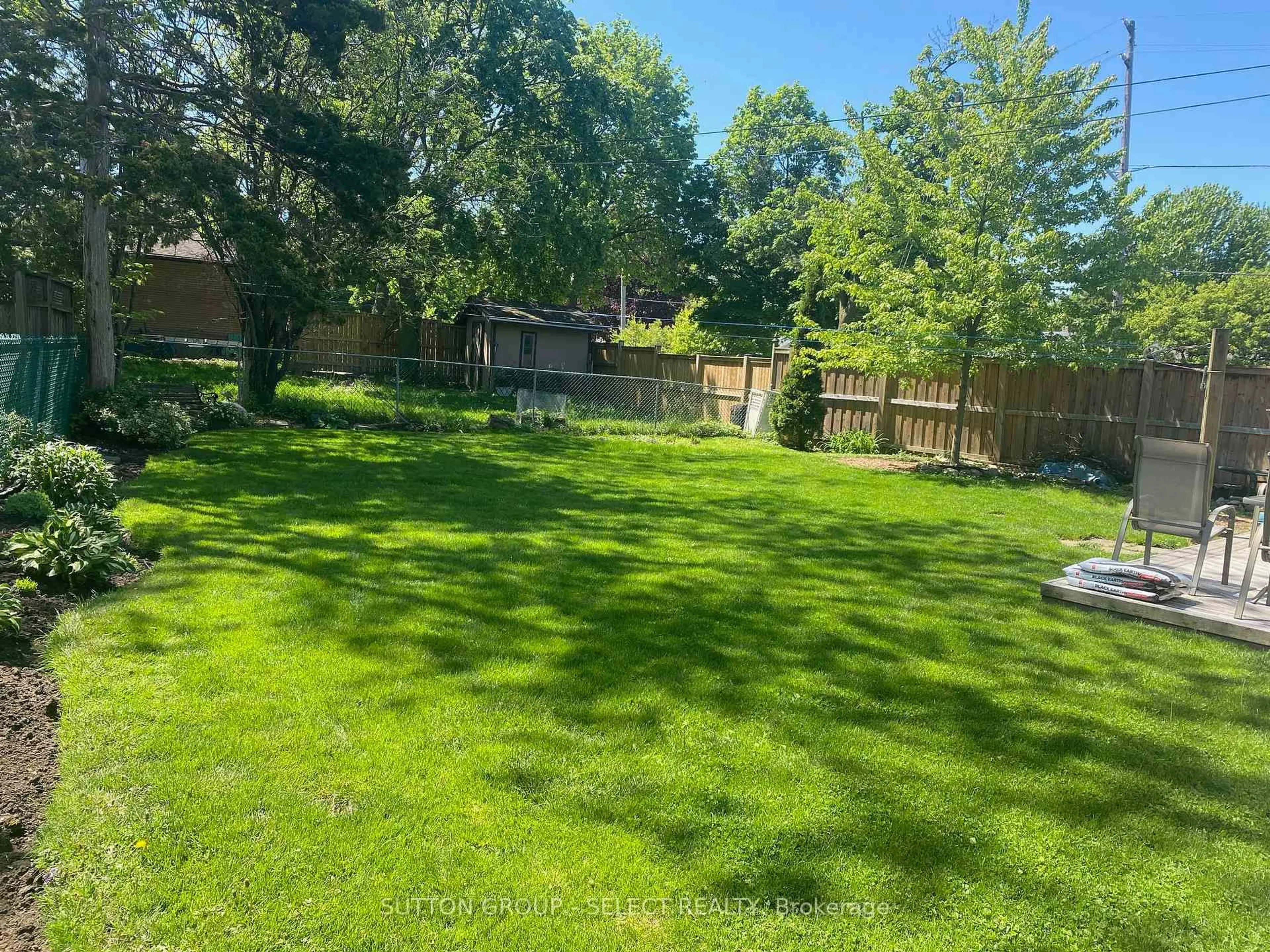 A pic from outside/outdoor area/front of a property/back of a property/a pic from drone, forest/trees view for 332 Ridgewood Cres, London South Ontario N6J 3G6