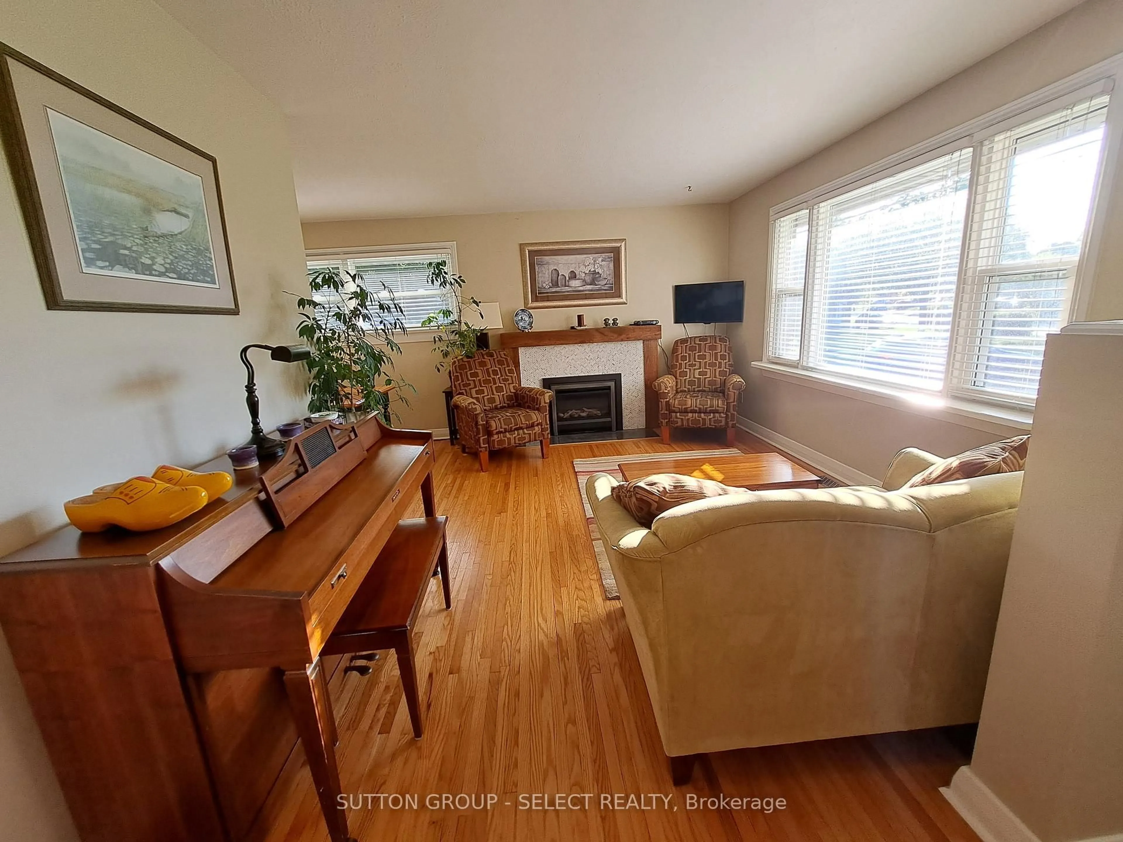 Living room with furniture, unknown for 332 Ridgewood Cres, London South Ontario N6J 3G6