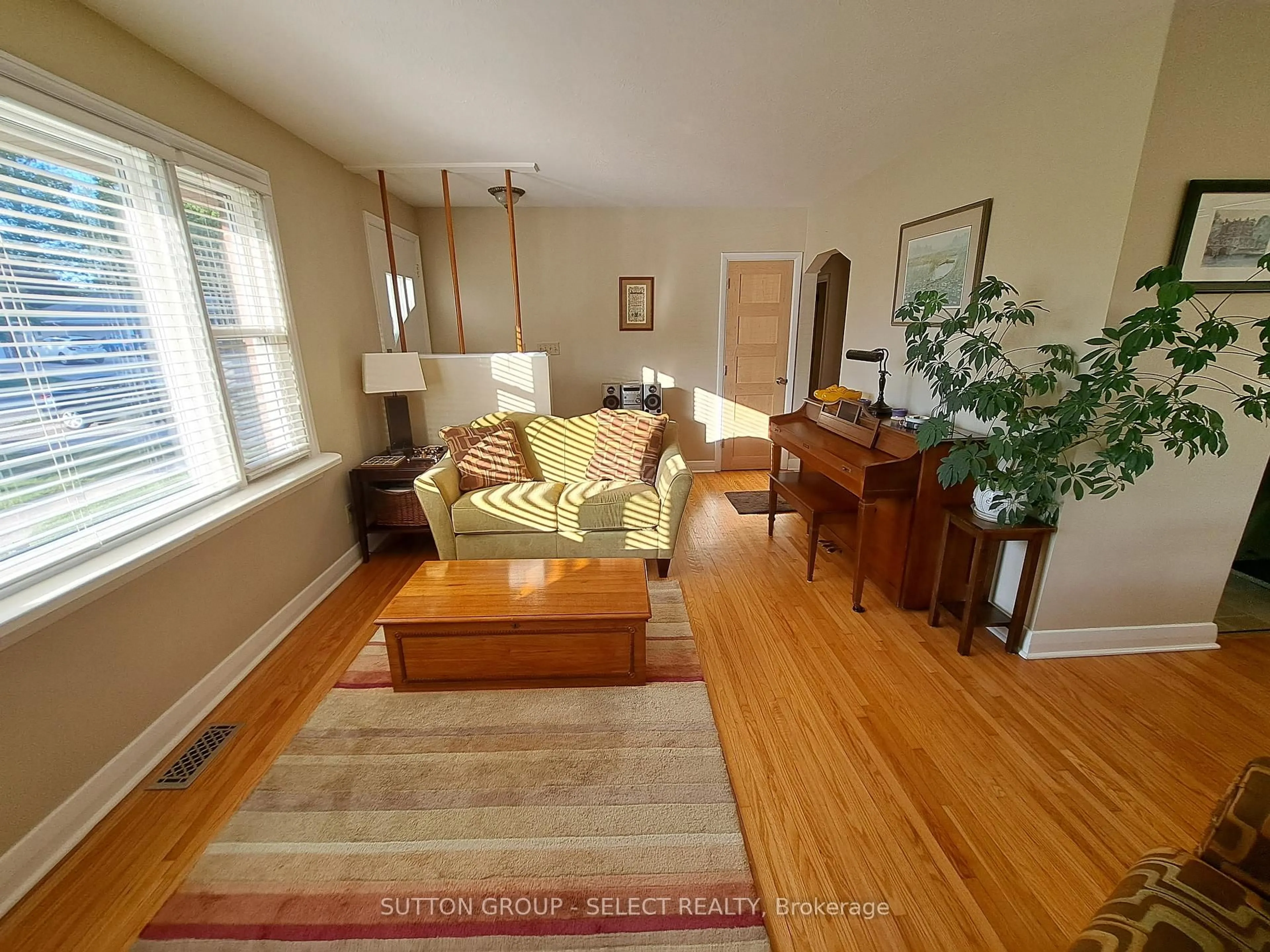 Living room with furniture, wood/laminate floor for 332 Ridgewood Cres, London South Ontario N6J 3G6