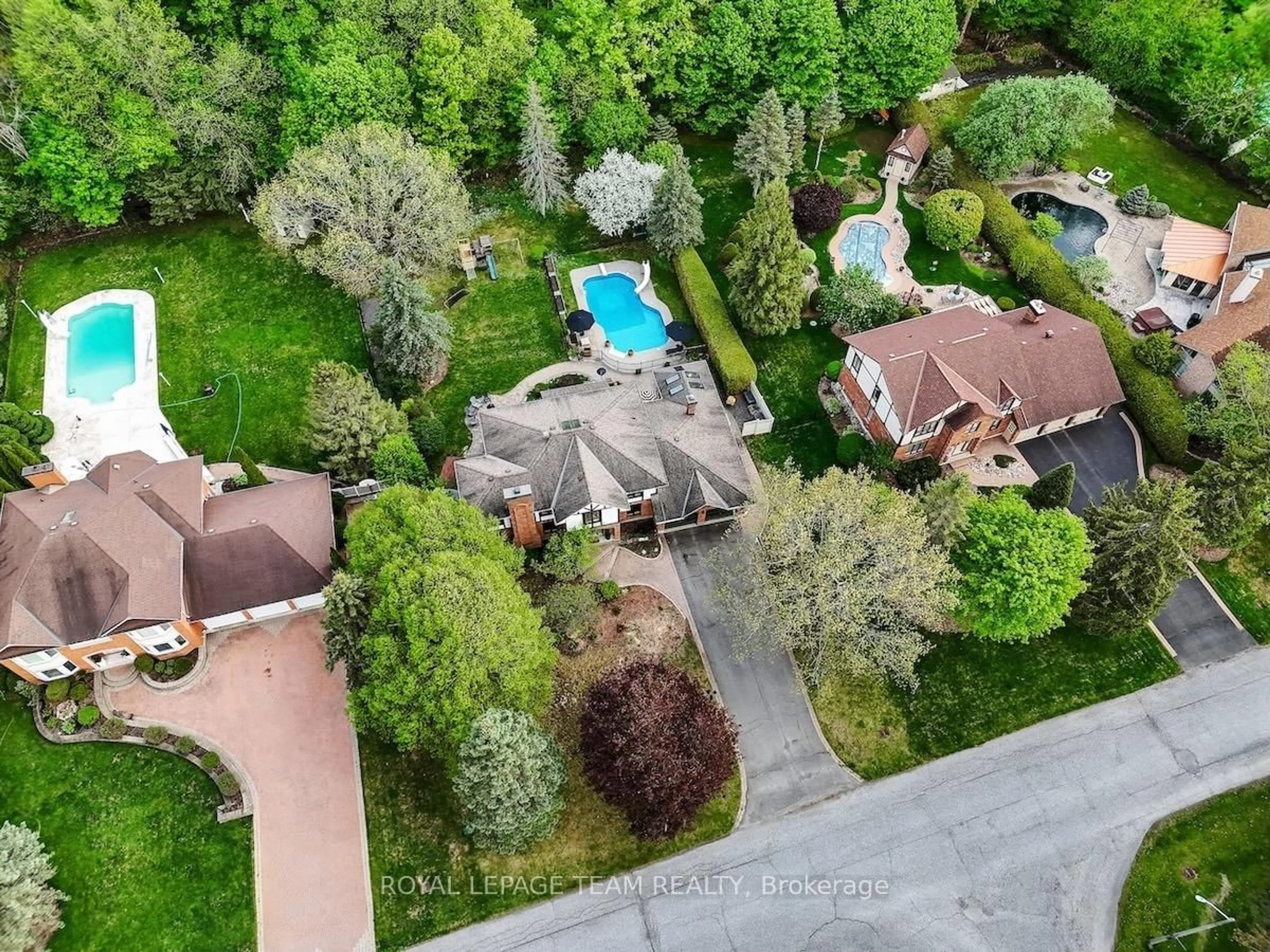 A pic from outside/outdoor area/front of a property/back of a property/a pic from drone, street for 5633 Watterson St, Manotick Ontario K4M 1C6