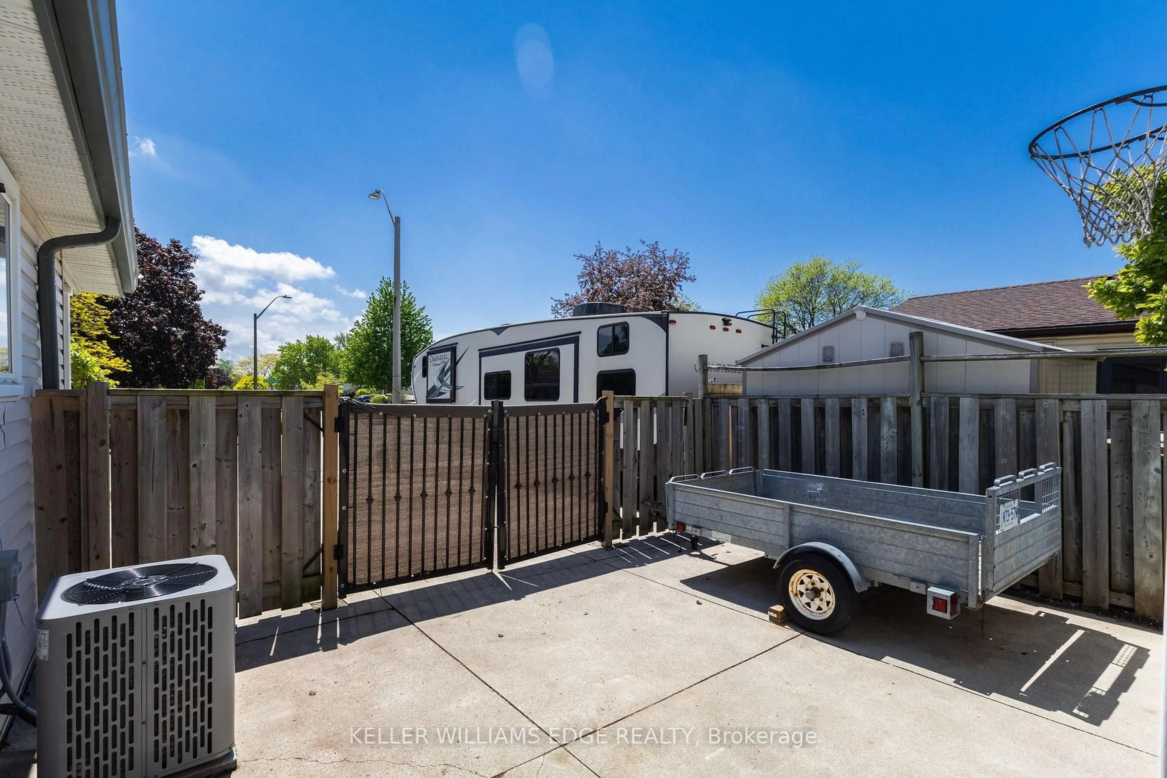 A pic from outside/outdoor area/front of a property/back of a property/a pic from drone, street for 181 Bellingham Dr, Hamilton Ontario L8V 4M7