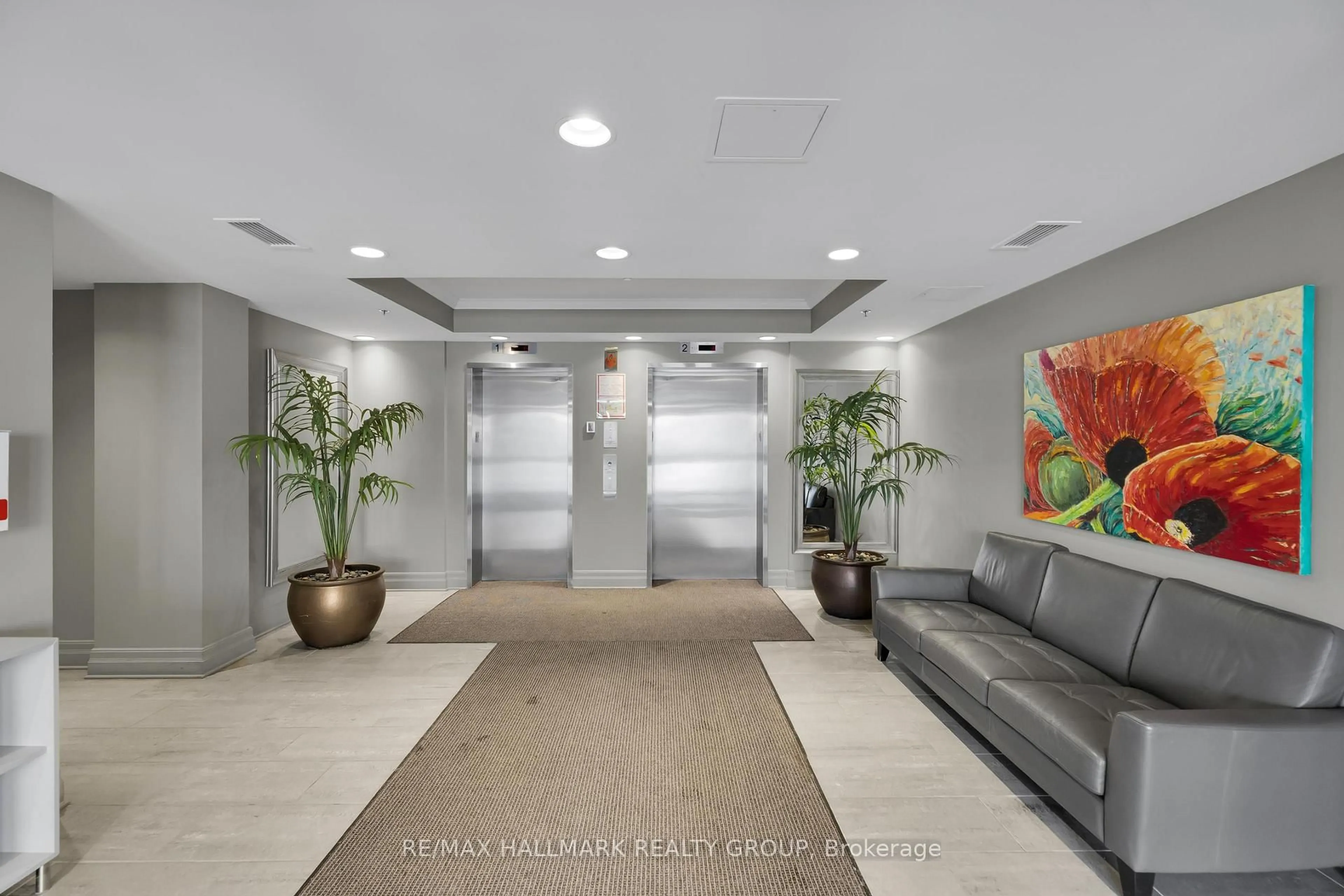 Indoor foyer for 260 Besserer St #203, Ottawa Ontario K1N 1J3