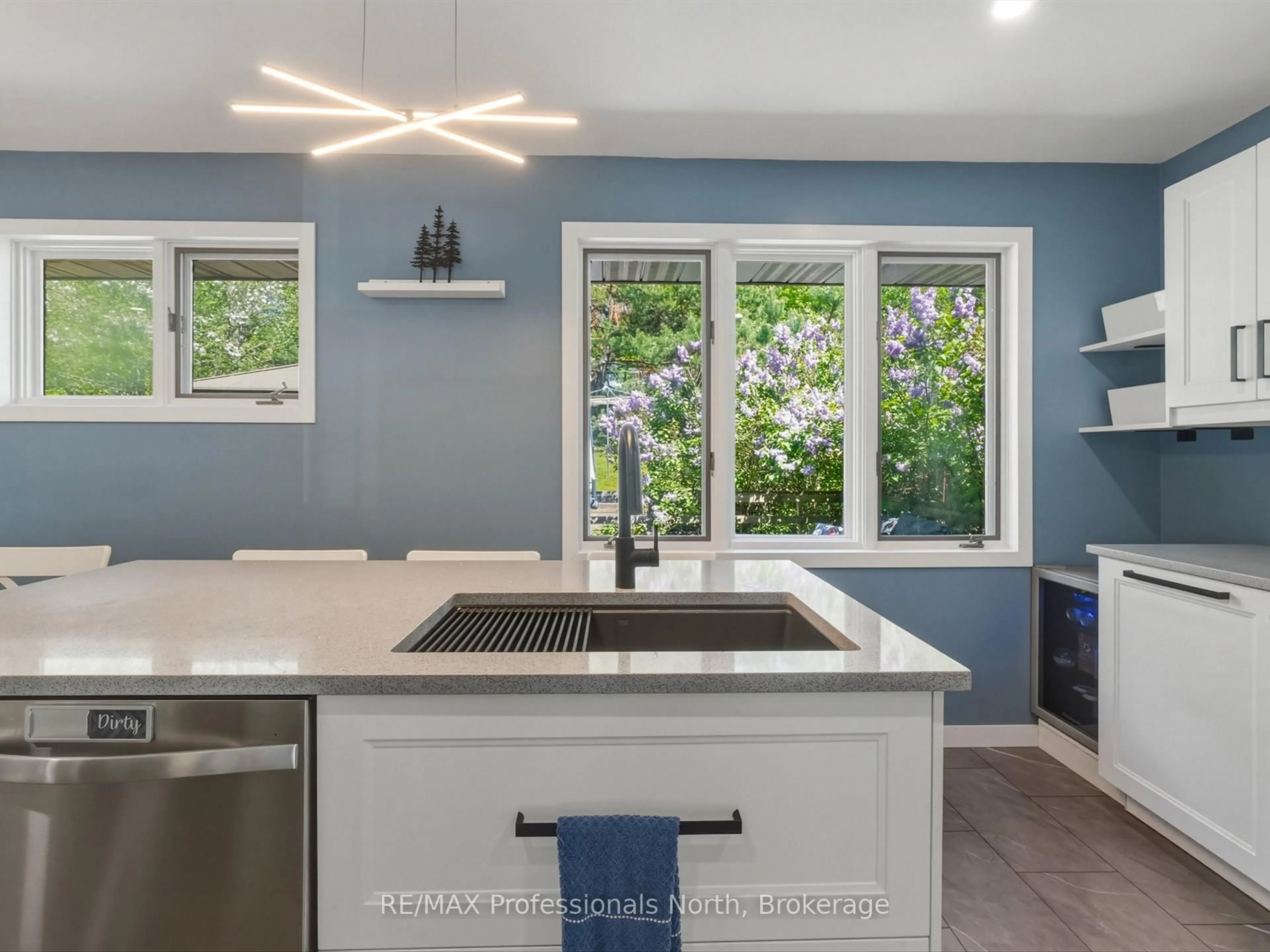 Contemporary kitchen, ceramic/tile floor for 240 Oriole Cres, Gravenhurst Ontario P1P 1C6