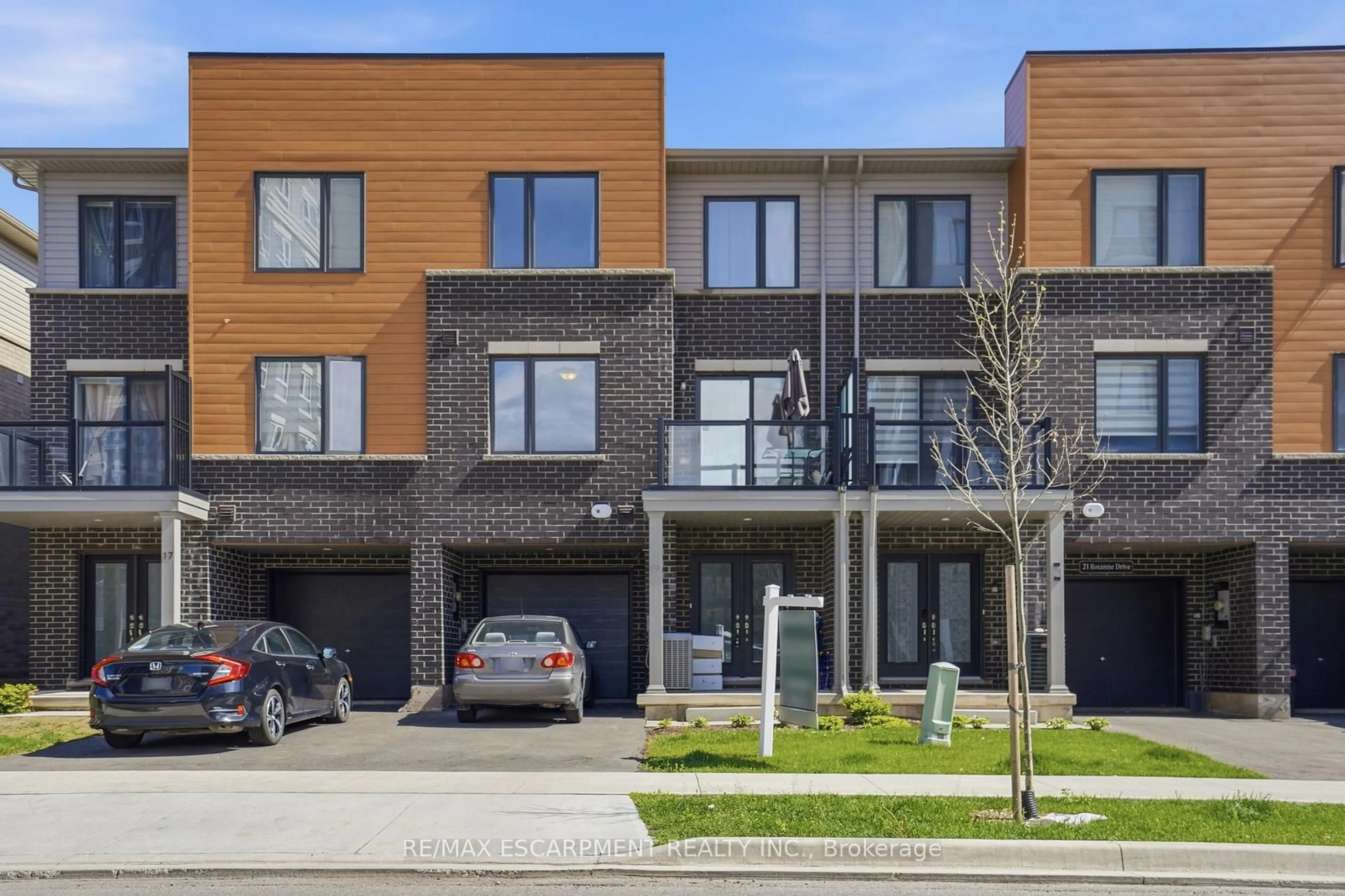 Home with brick exterior material, street for 19 Roxanne Dr #119, Hamilton Ontario L8H 0B6