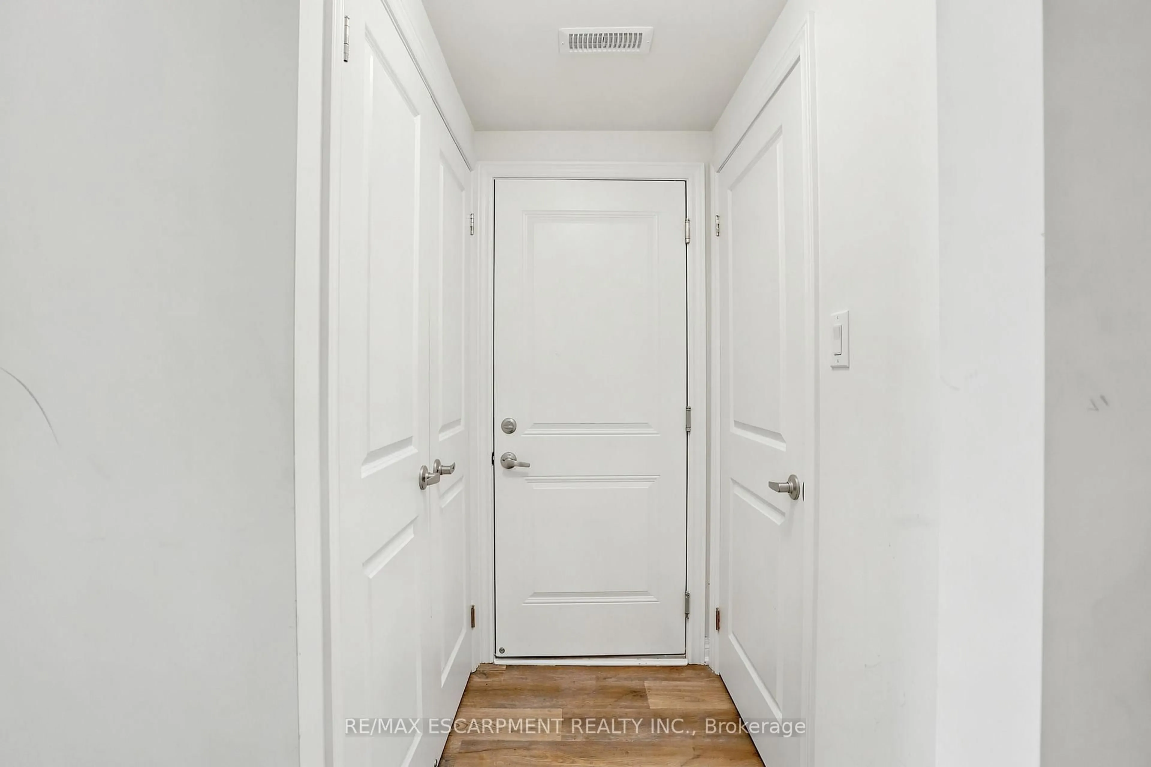 Indoor entryway for 19 Roxanne Dr #119, Hamilton Ontario L8H 0B6