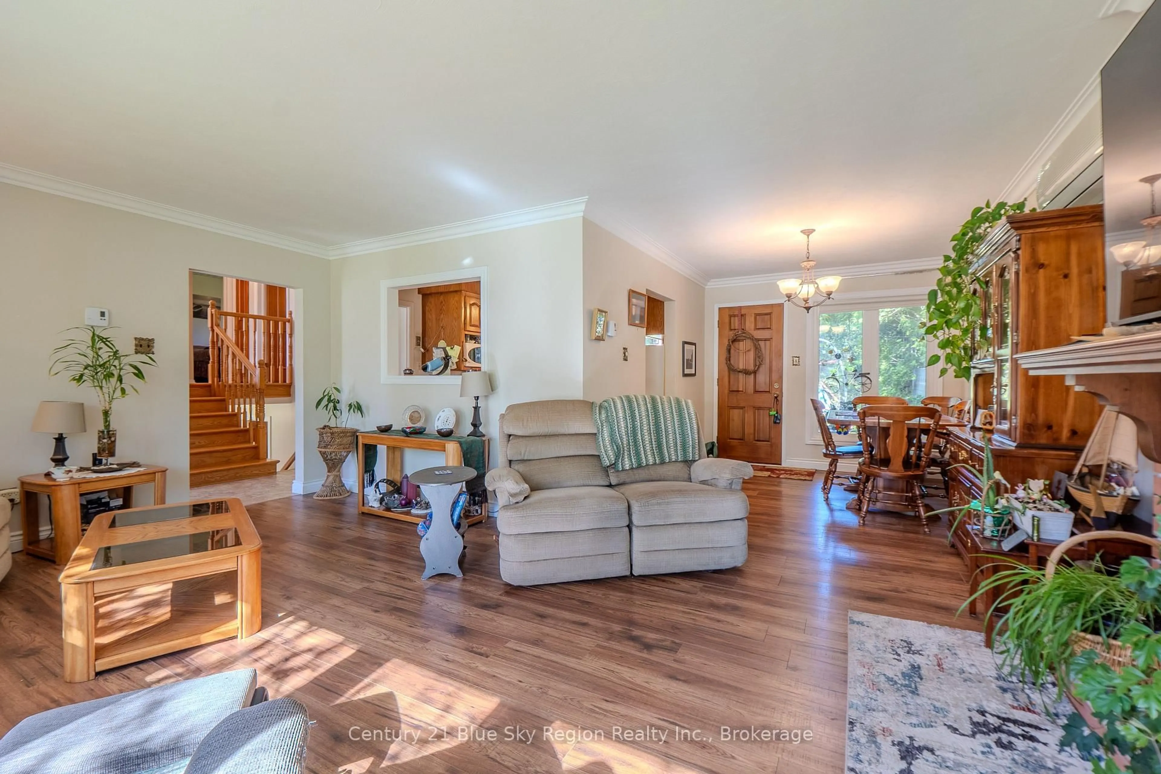 Living room with furniture, wood/laminate floor for 592 Birchwood Rd, North Bay Ontario P1B 4T3