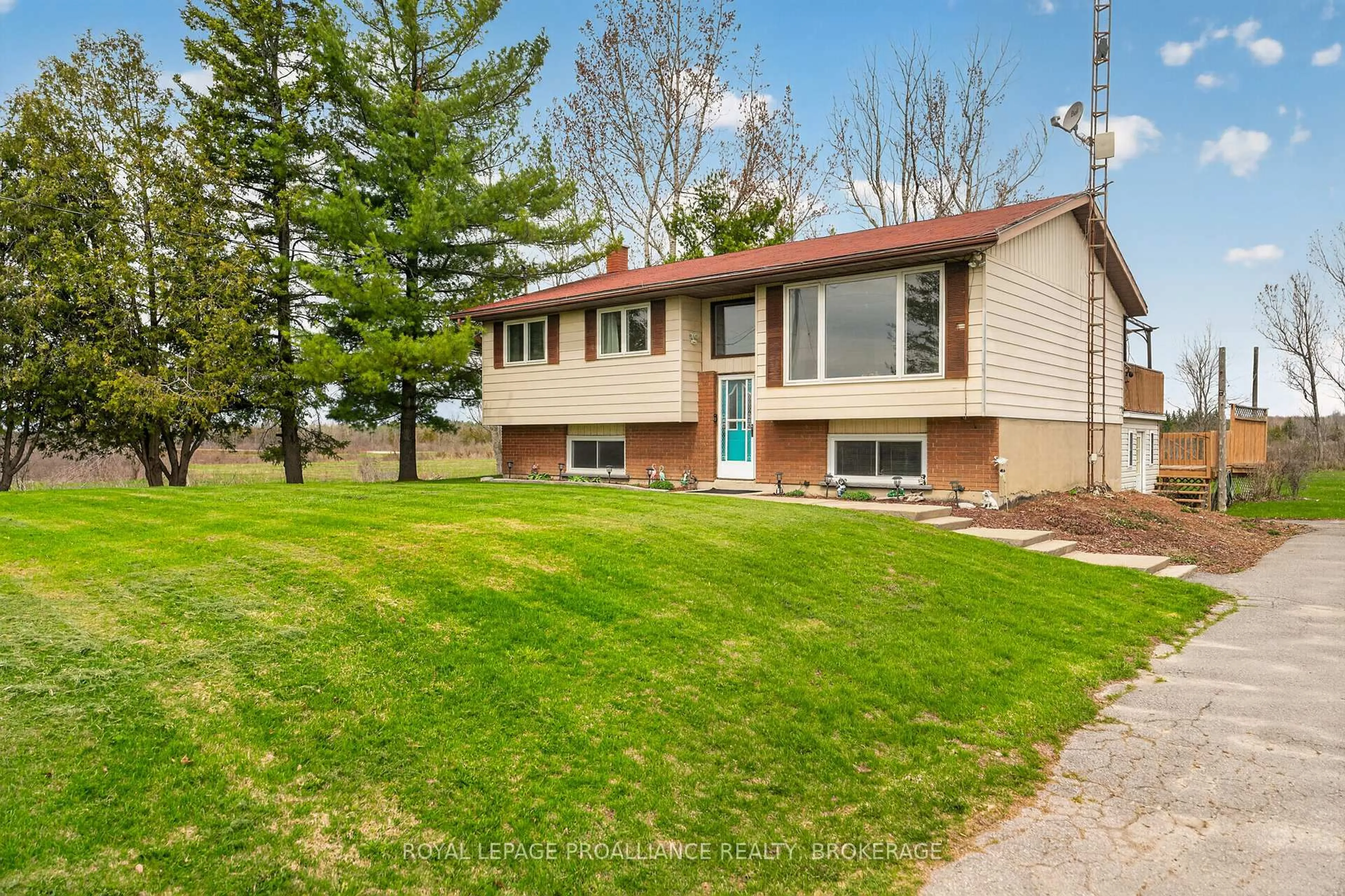 Home with vinyl exterior material, street for 261 Shane St, Bissett Creek Ontario K0H 2H0