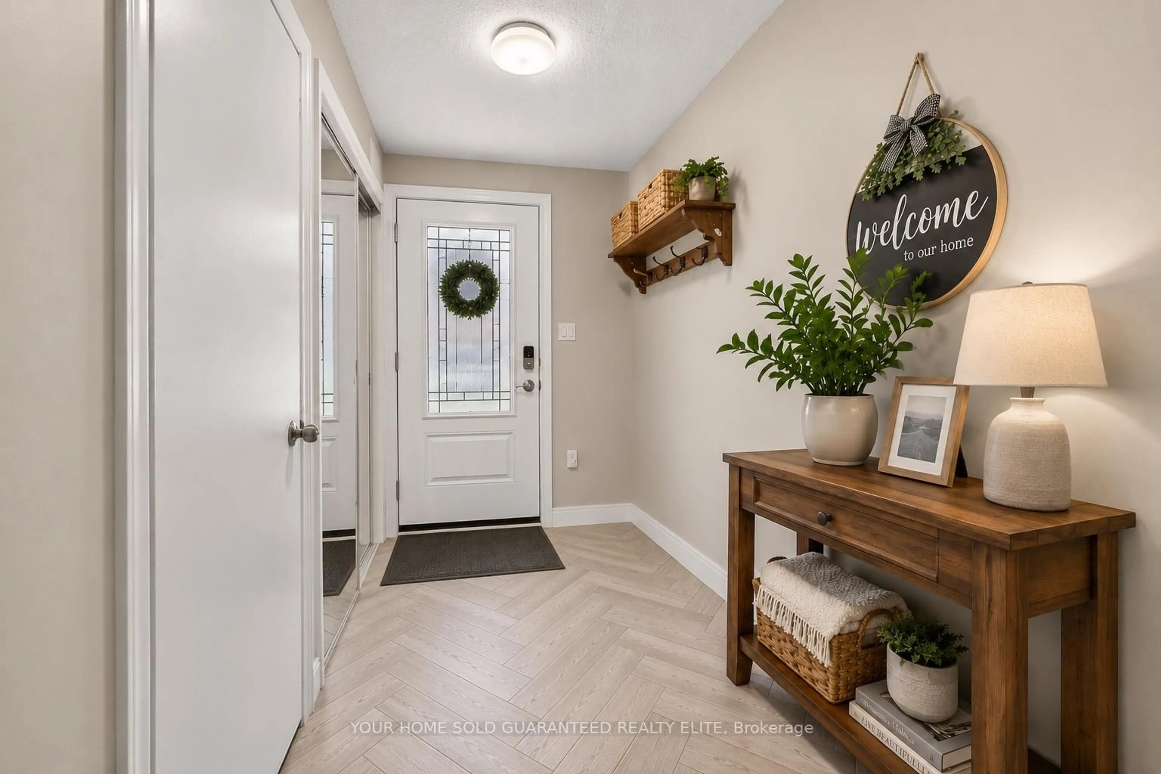Indoor entryway for 91 Livingston Ave #4, Grimsby Ontario L3M 1L4
