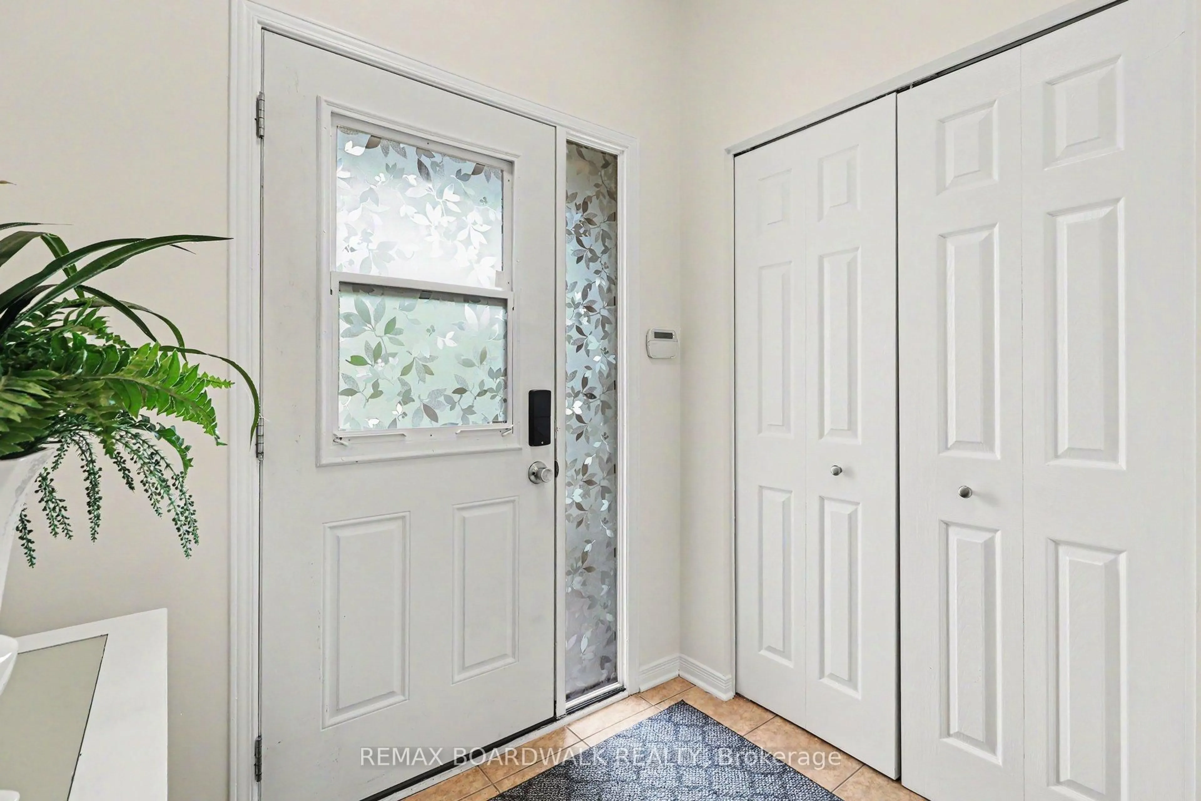 Indoor entryway for 350 Rolling Meadow Cres, Ottawa Ontario K1W 0A7