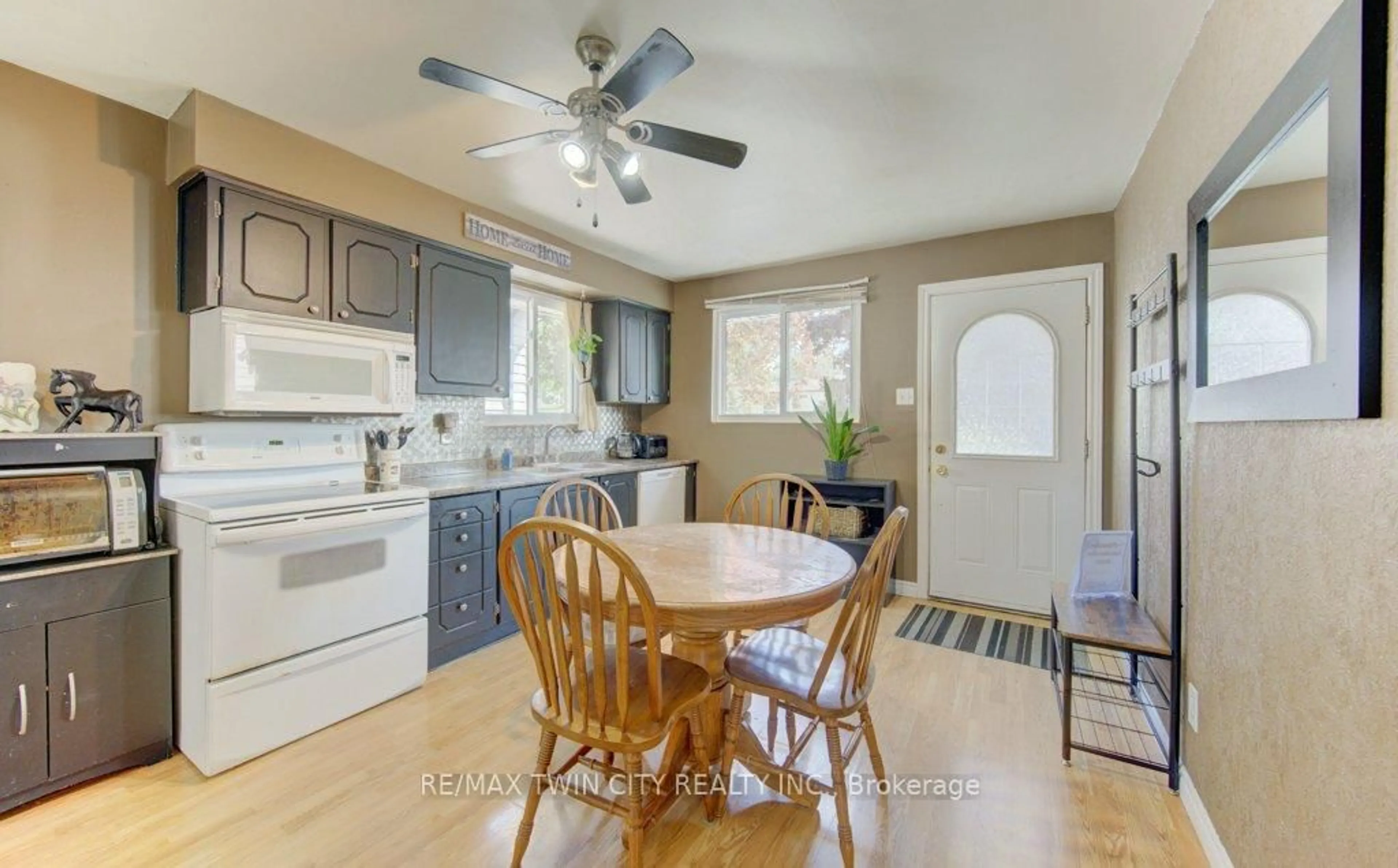Open concept kitchen, unknown for 96 Scott Rd, Cambridge Ontario N3C 2X7