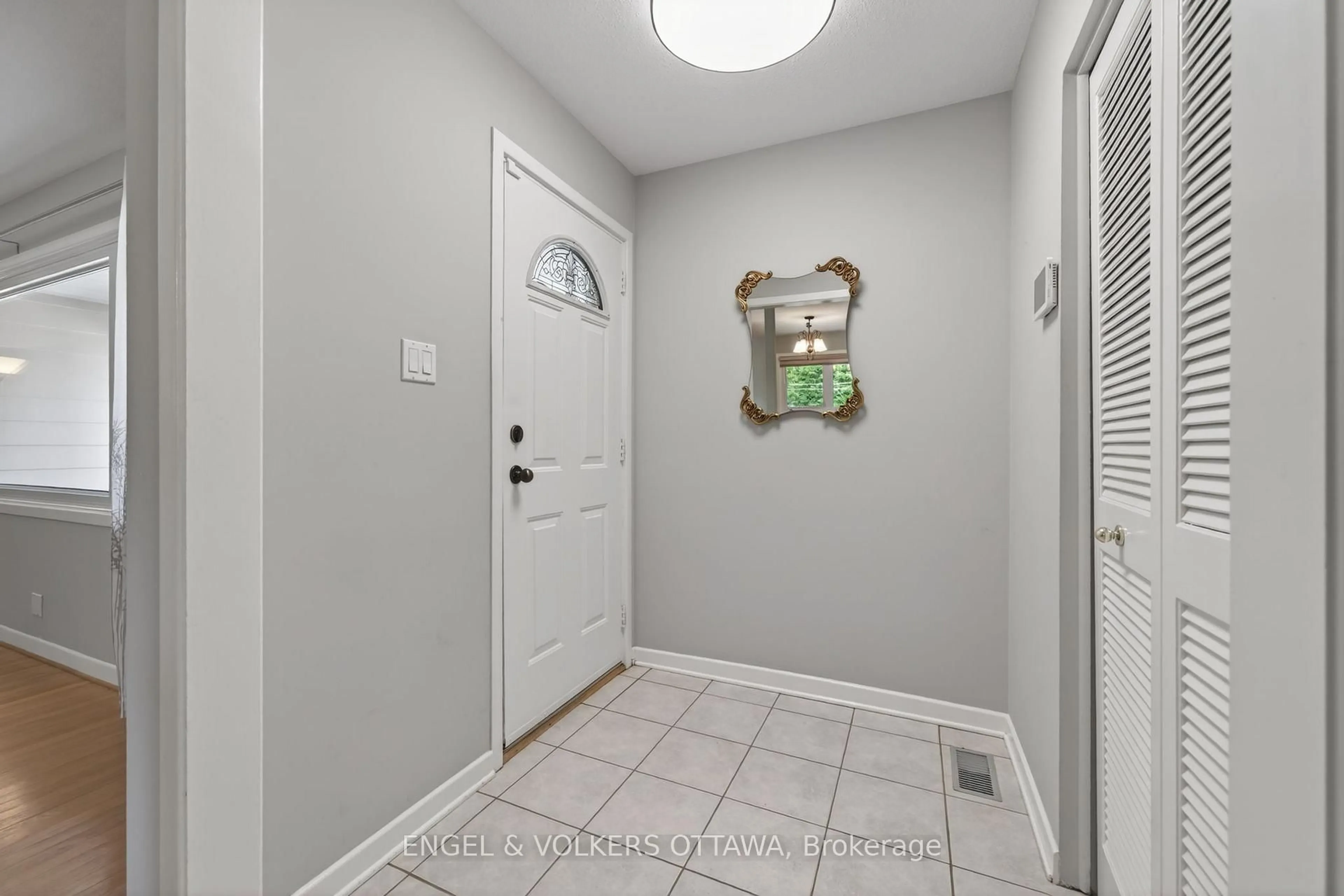Indoor entryway for 62 Wigan Dr, Ottawa Ontario K2E 6L1