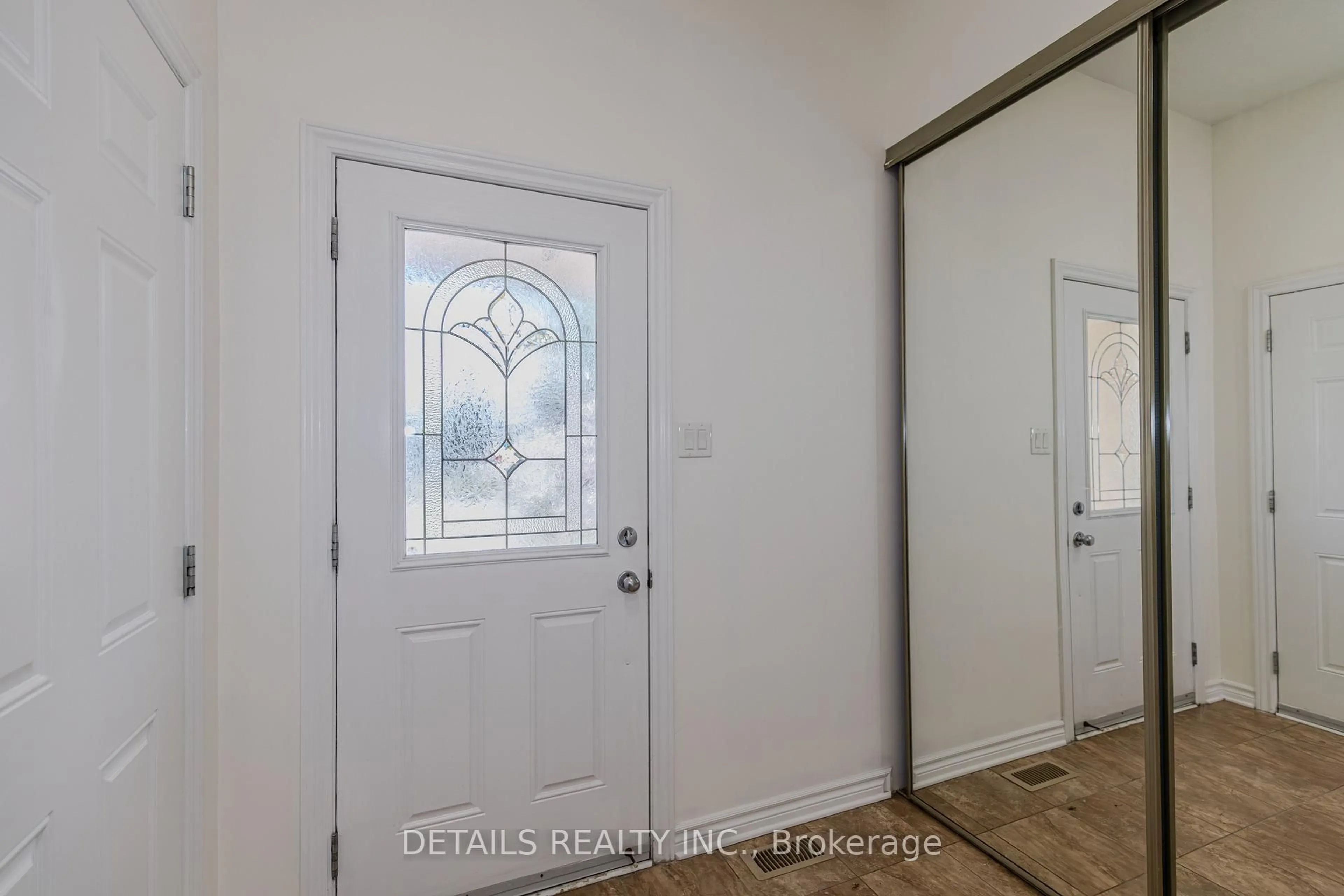 Indoor entryway for 134 Tacom Circ, Ottawa Ontario K2G 4R1
