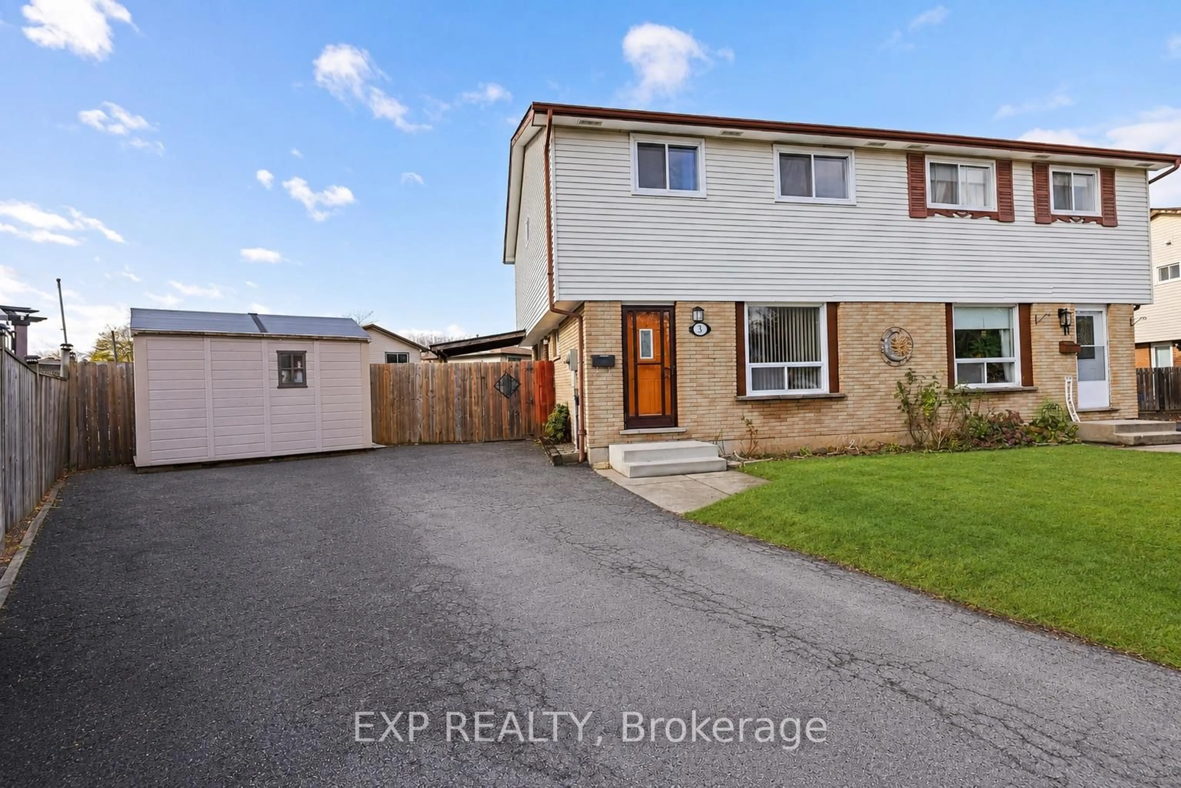 A pic from outside/outdoor area/front of a property/back of a property/a pic from drone, street for 9 Cleveland Pl, Hamilton Ontario L8J 1M9