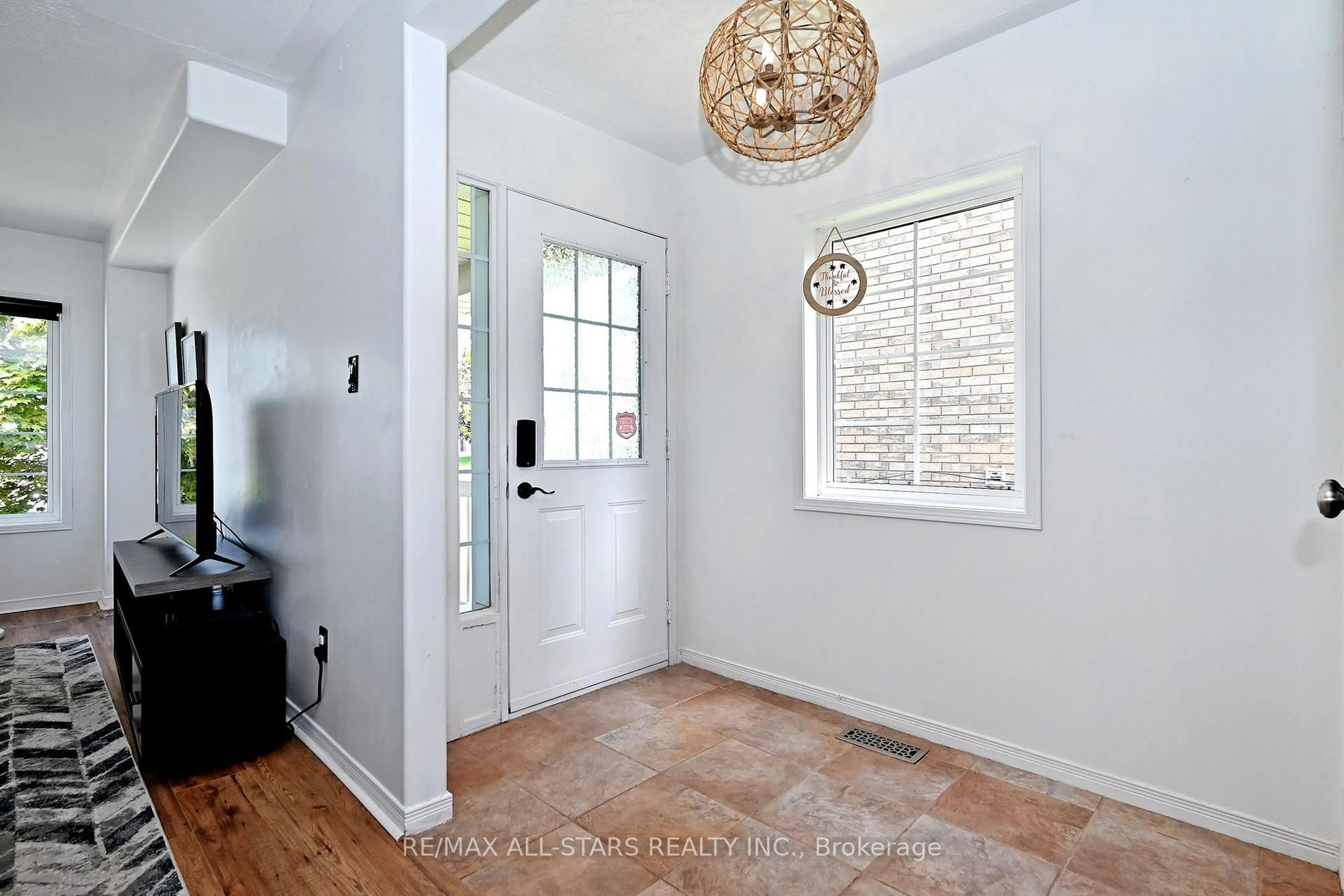 Indoor entryway for 647 Trailview Dr, Peterborough Ontario K9J 8P3