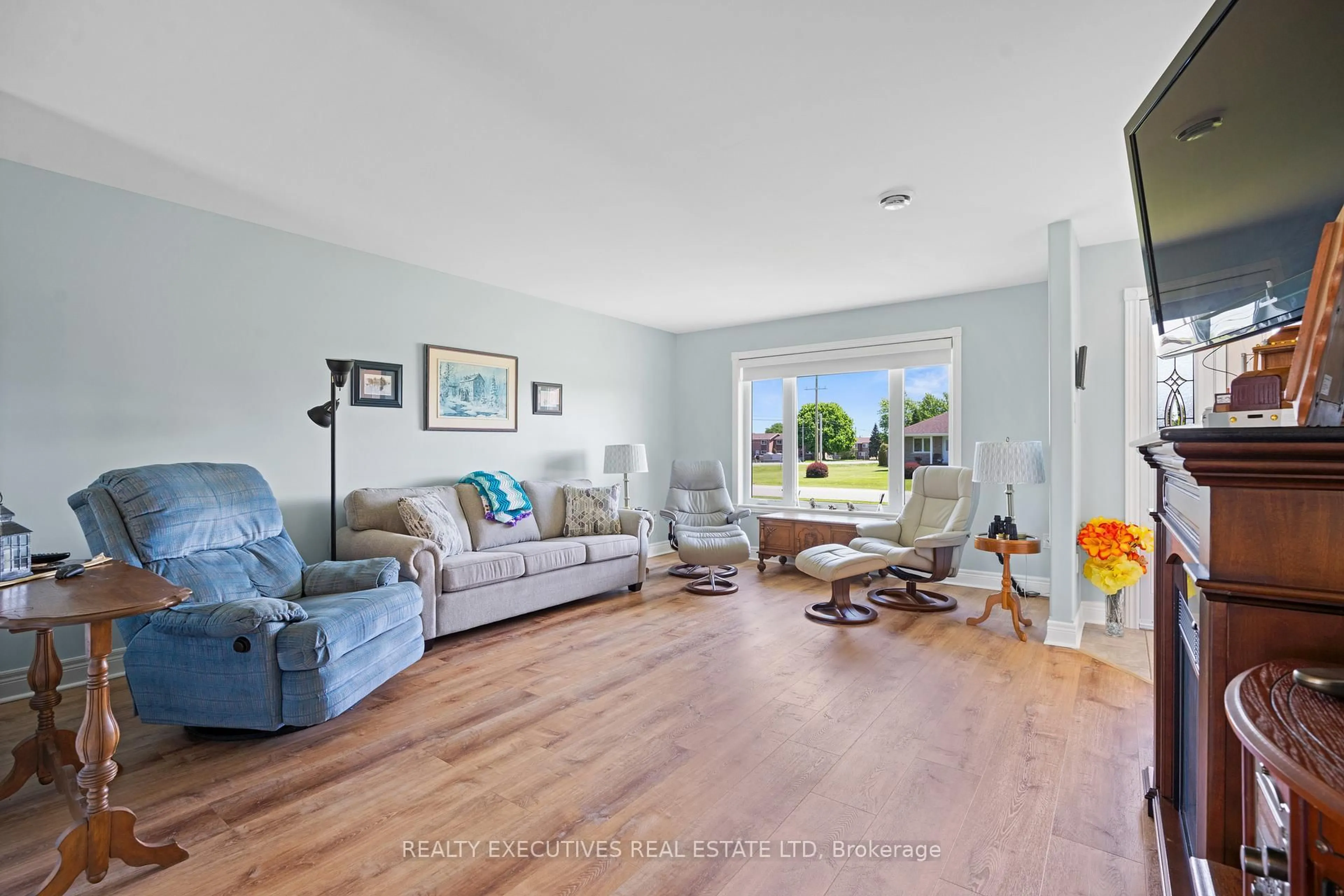 Living room with furniture, unknown for 10727 West End Terr, South Dundas Ontario K0E 1K0