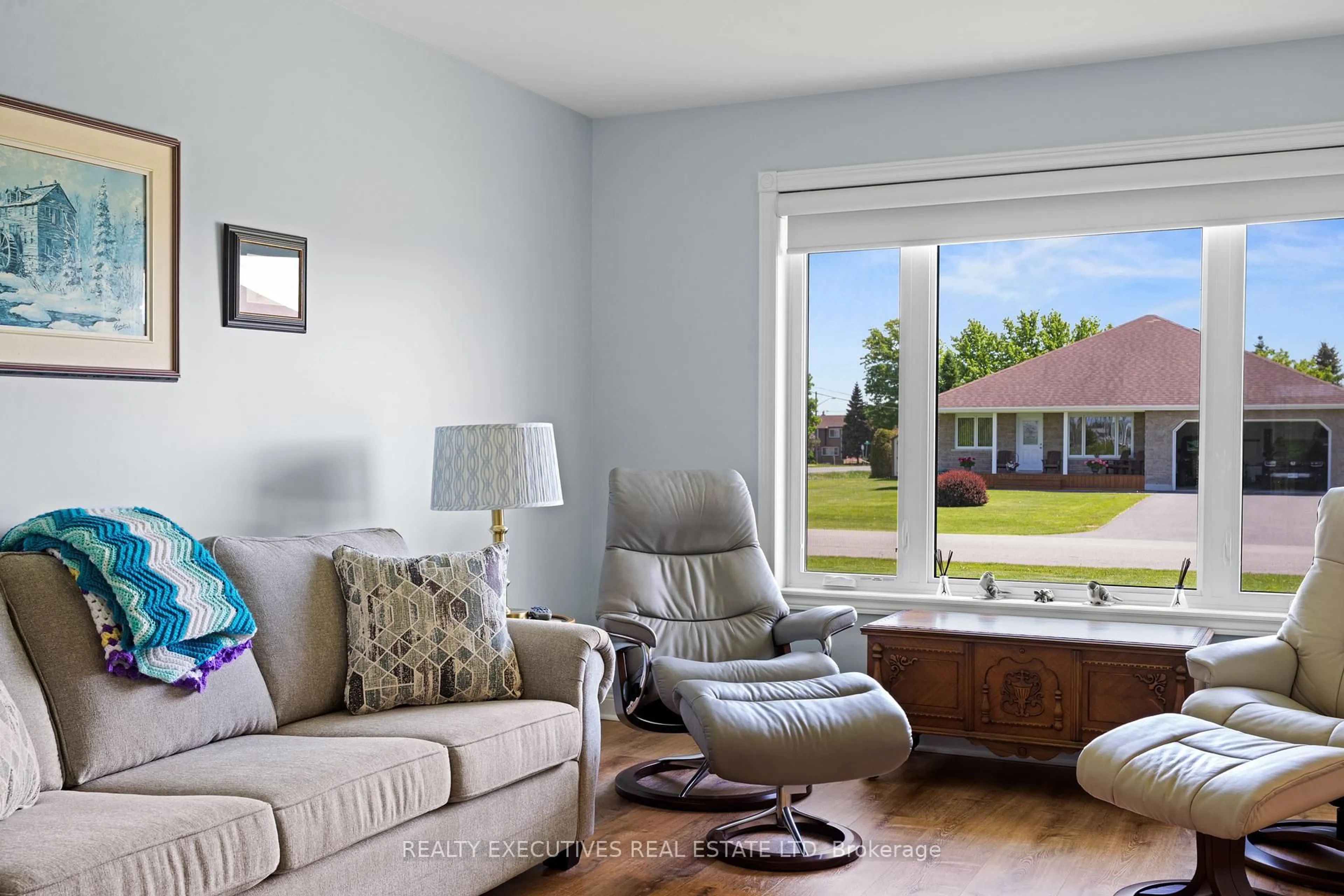 Living room with furniture, unknown for 10727 West End Terr, South Dundas Ontario K0E 1K0