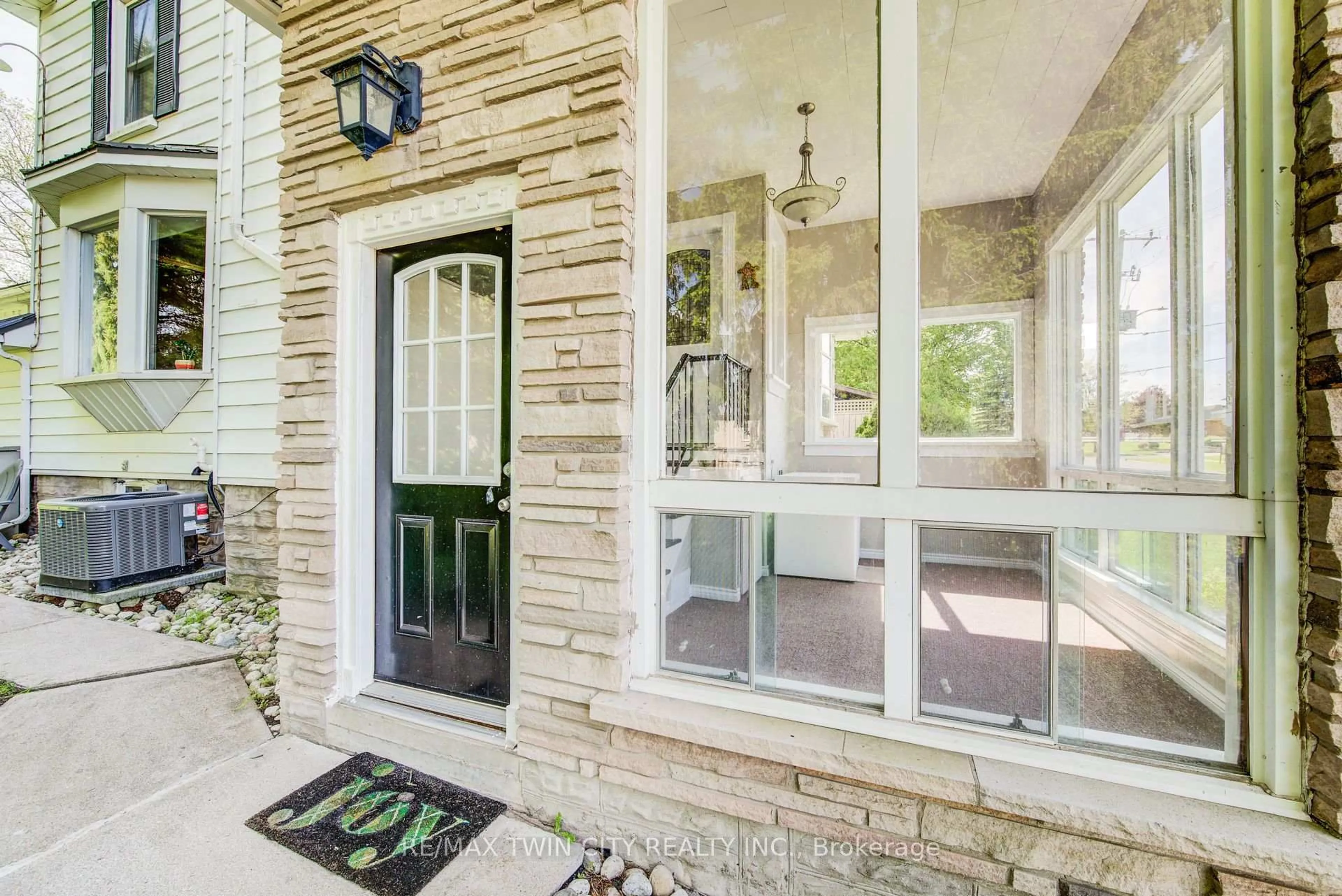 Indoor entryway for 1521 Bridge St, Wilmot Ontario N0B 2E0
