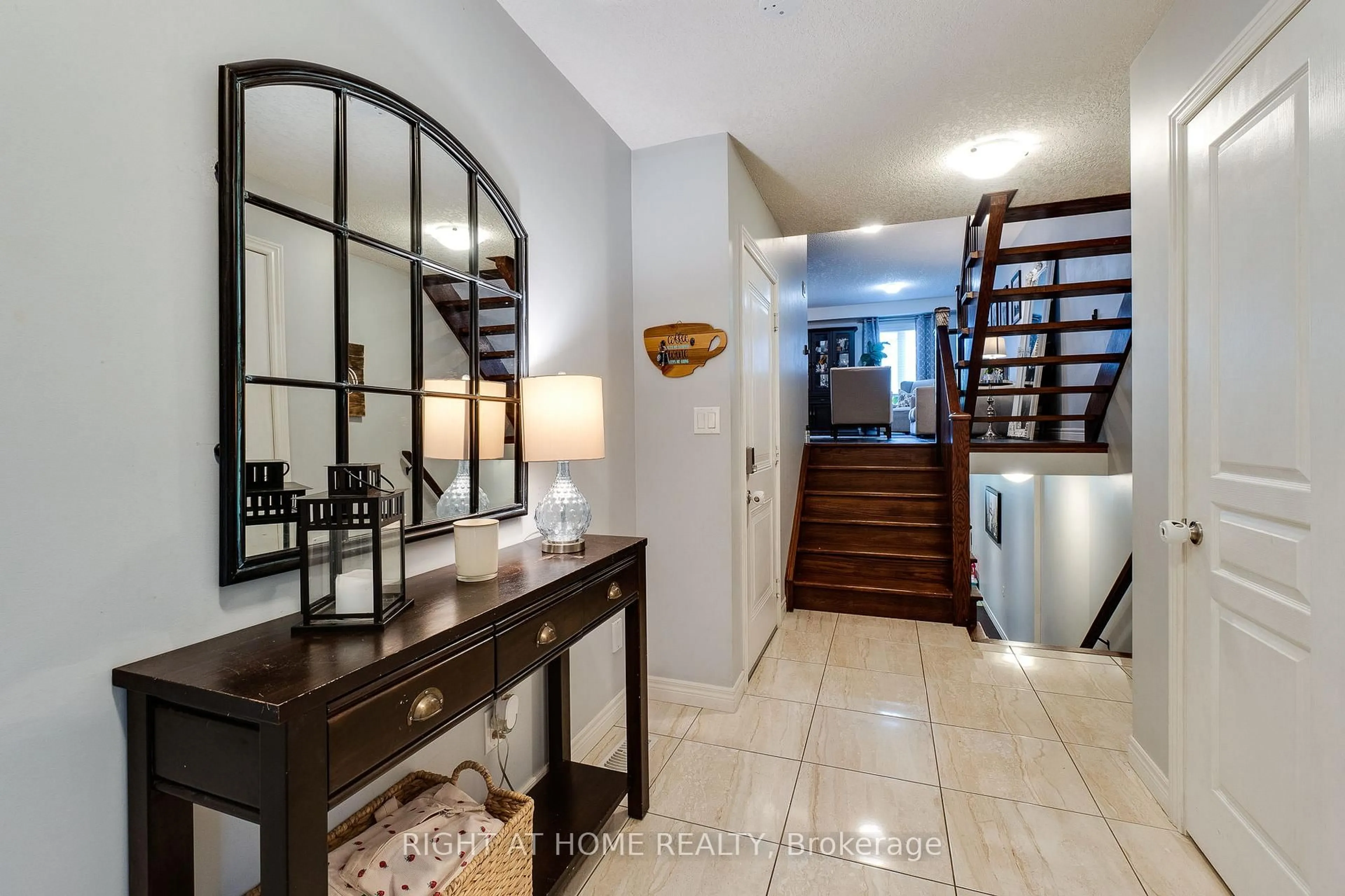 Indoor entryway for 70 Highgate Dr #12, Hamilton Ontario L8J 0E8