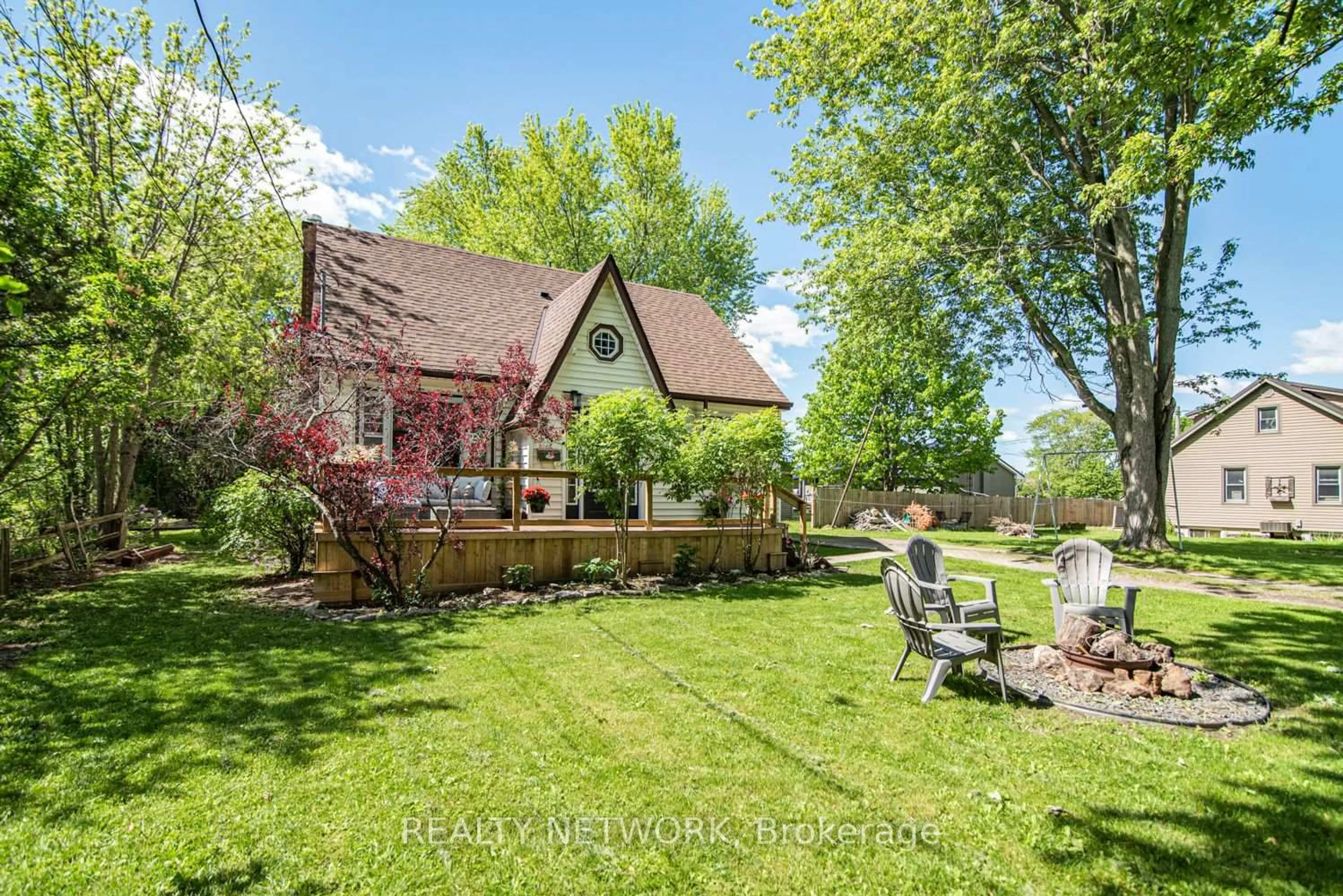 A pic from outside/outdoor area/front of a property/back of a property/a pic from drone, unknown for 32 Grant Ave, Haldimand Ontario N1A 1Y2