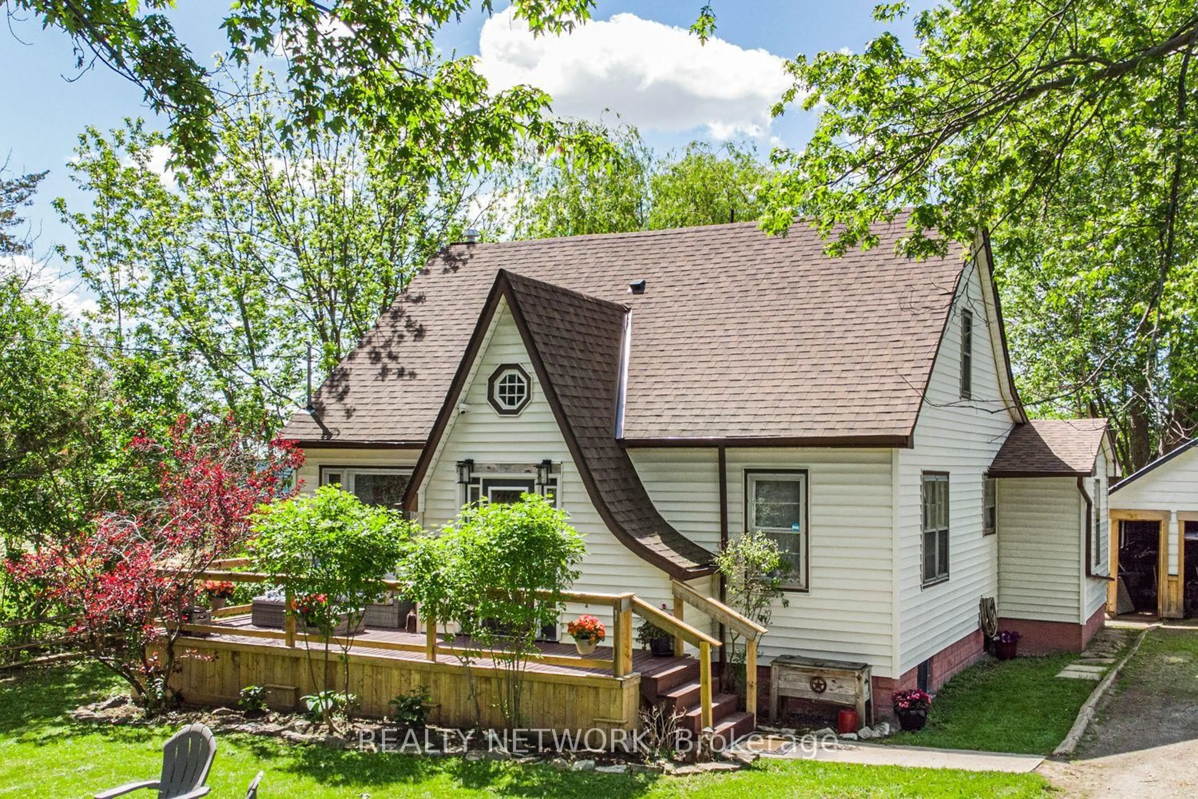 Home with vinyl exterior material, street for 32 Grant Ave, Haldimand Ontario N1A 1Y2