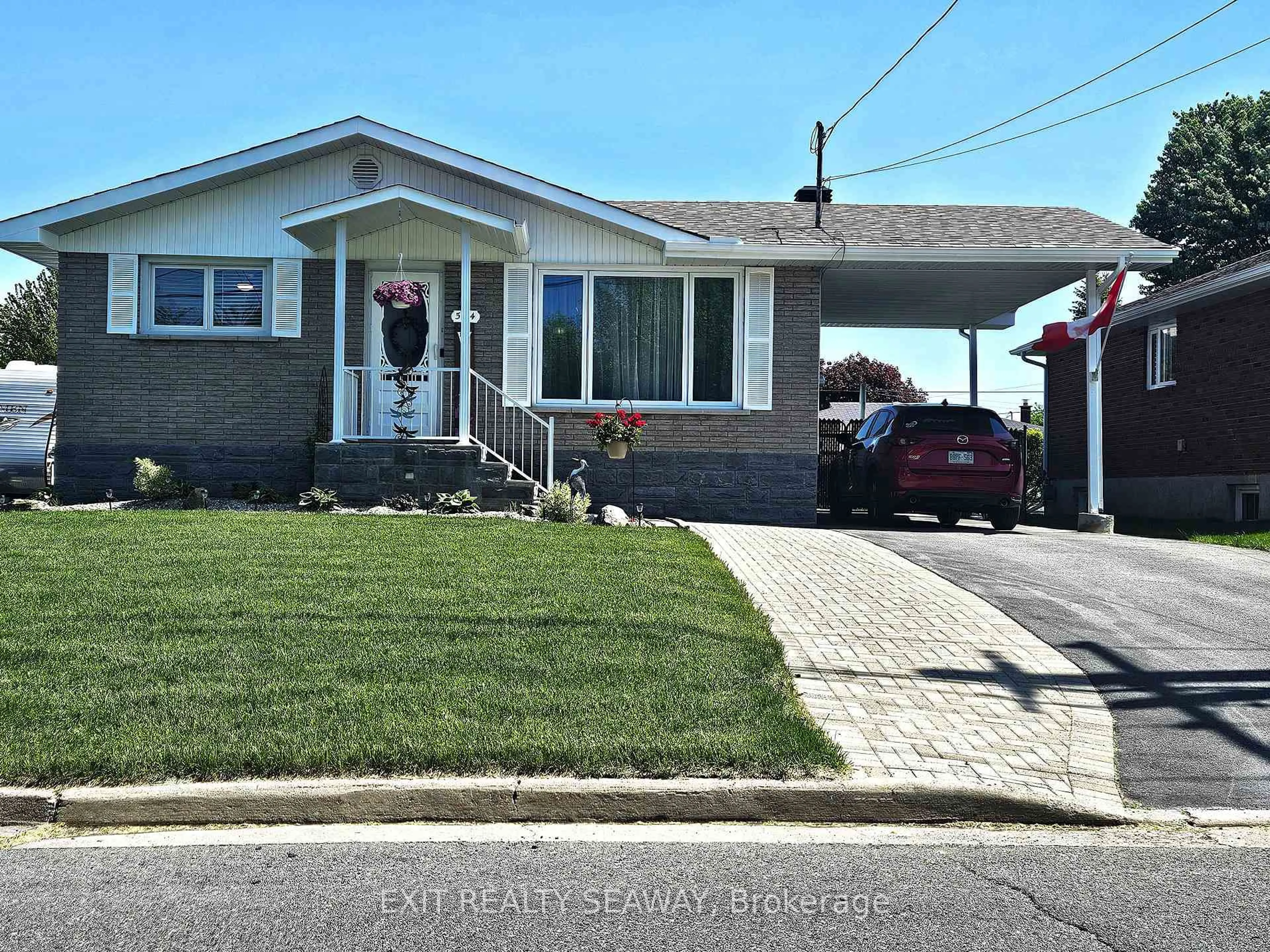 Home with vinyl exterior material, street for 524 Anthony St, Cornwall Ontario K6H 5L3