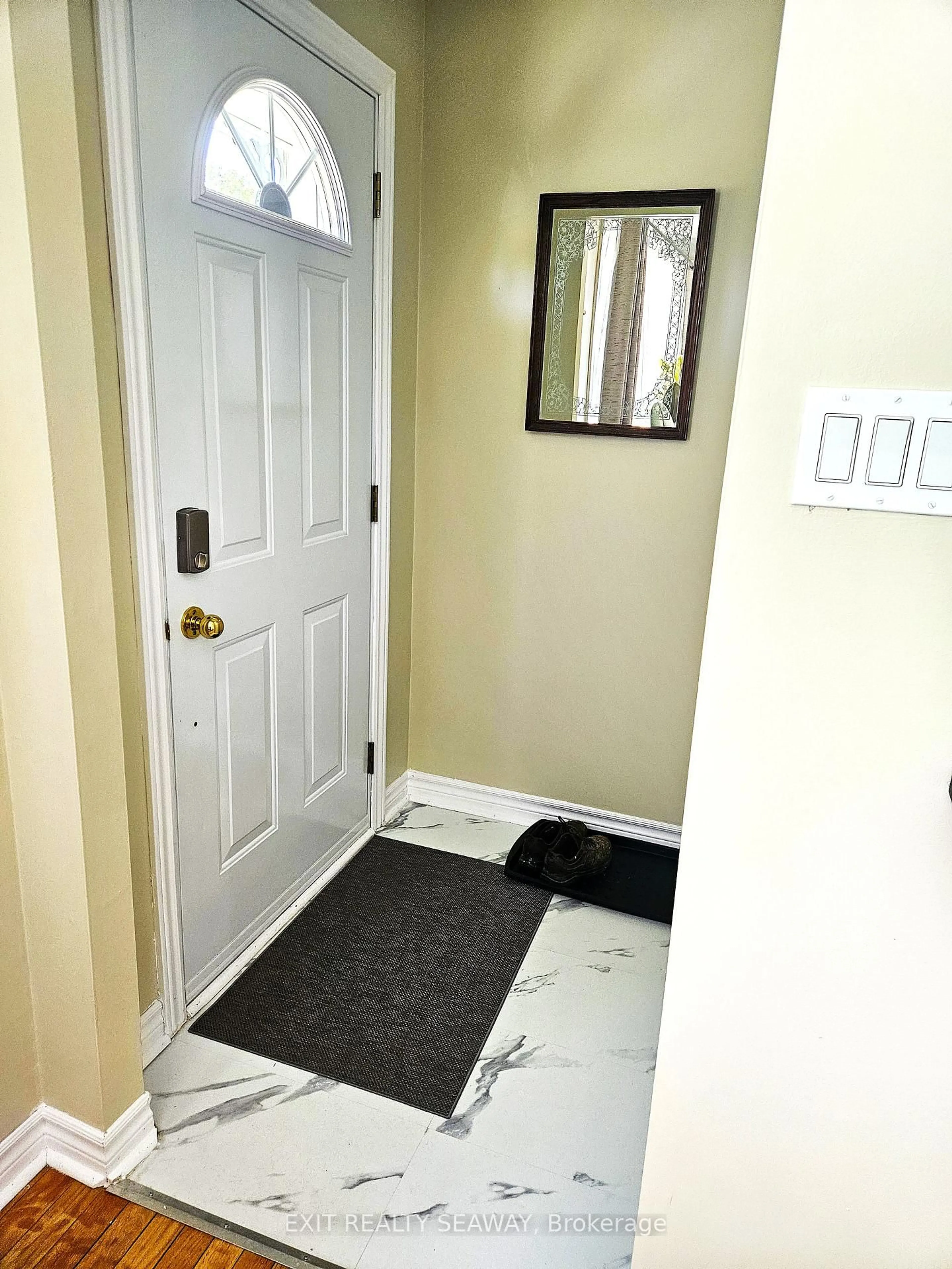 Indoor entryway for 524 Anthony St, Cornwall Ontario K6H 5L3